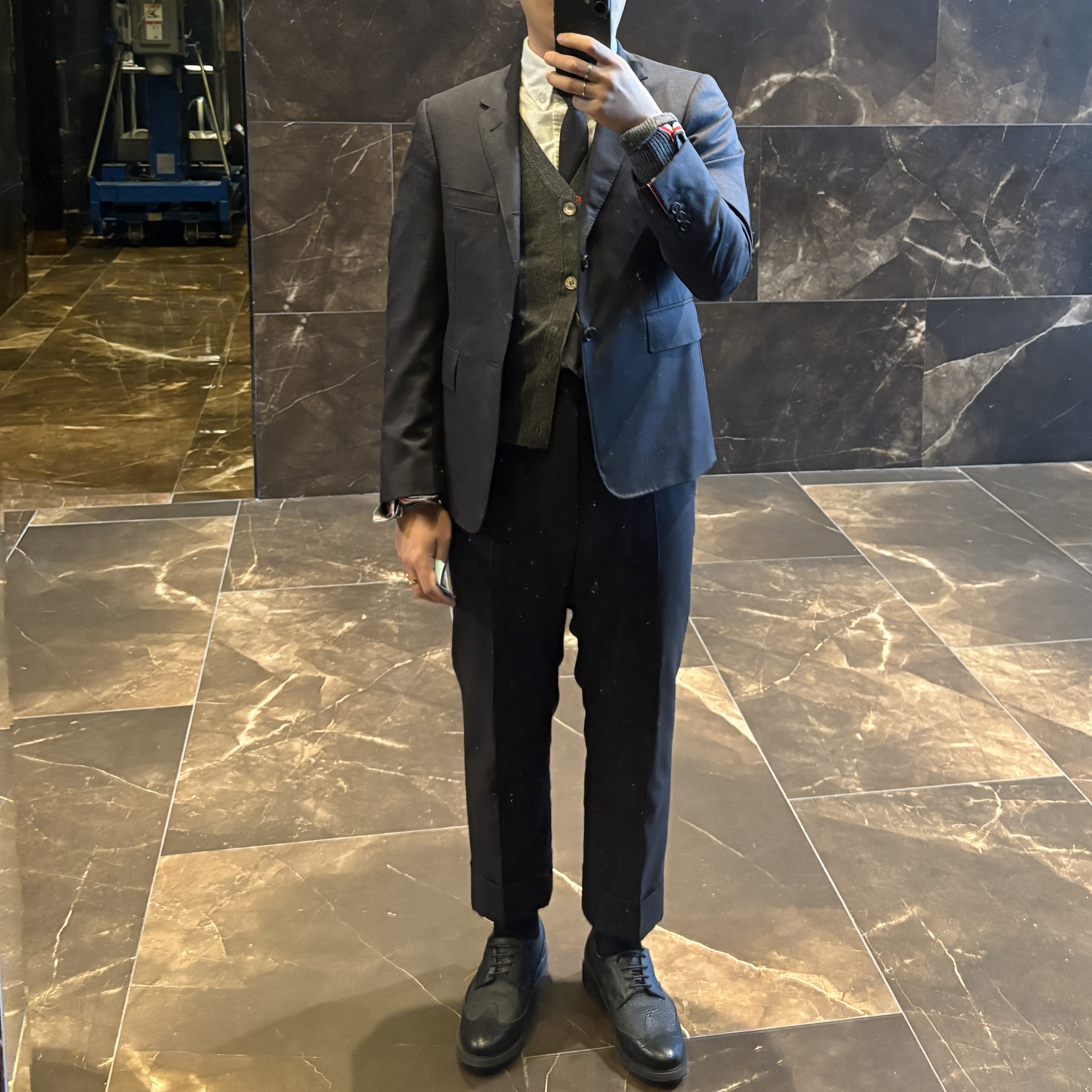 Thom Browne Super 120S Wool Twill Classic Suit Charcoal, Thom Browne Cashmere 4-Bar Cardigan Medium Grey 착용 스타일