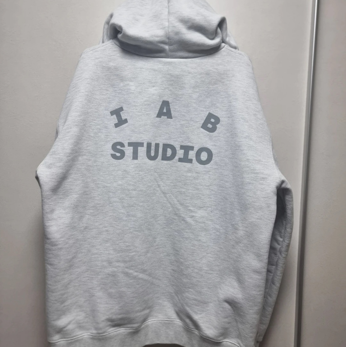 IAB Studio Hoodie Light Gray 착용 스타일