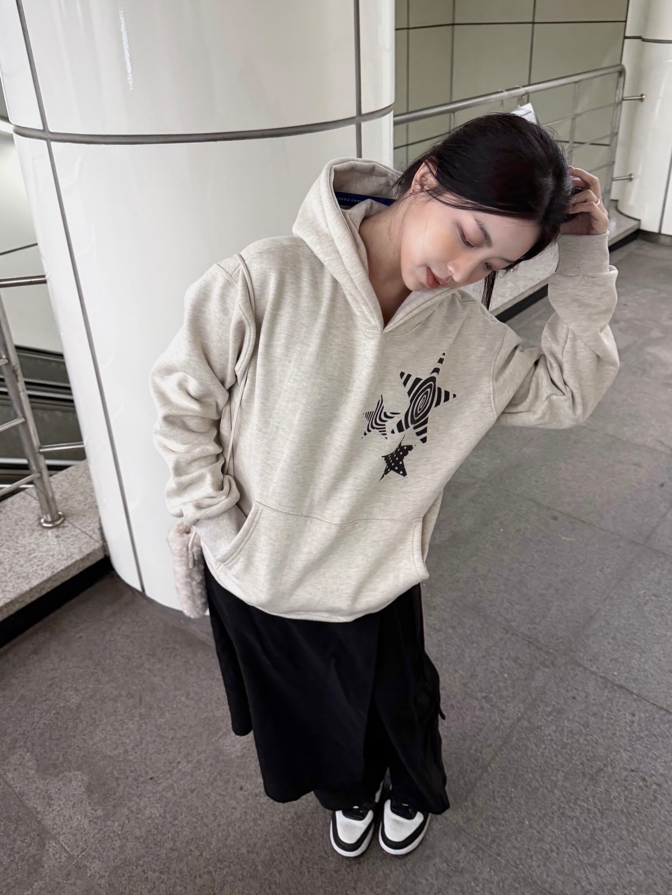 Nike x Stussy Air Force 1 '07 Mid SP Black and Light Bone, COS Crossbody Pouch Teddy Cream 착용 스타일 - 7