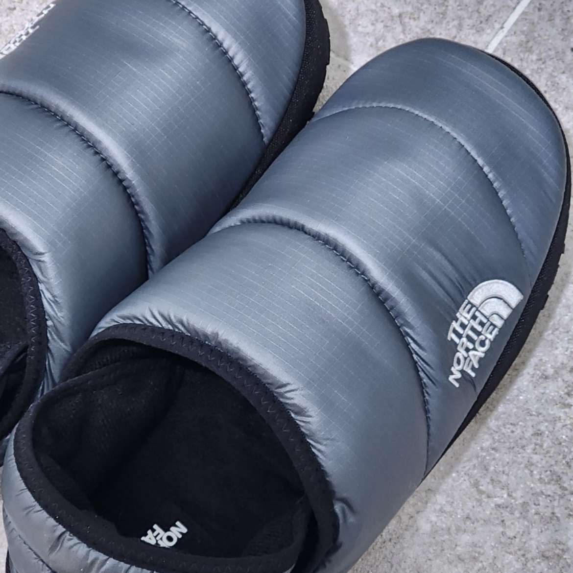 The North Face Nuptse Mule Dark Gray, The North Face Nuptse Mule Black 착용 스타일 - 3