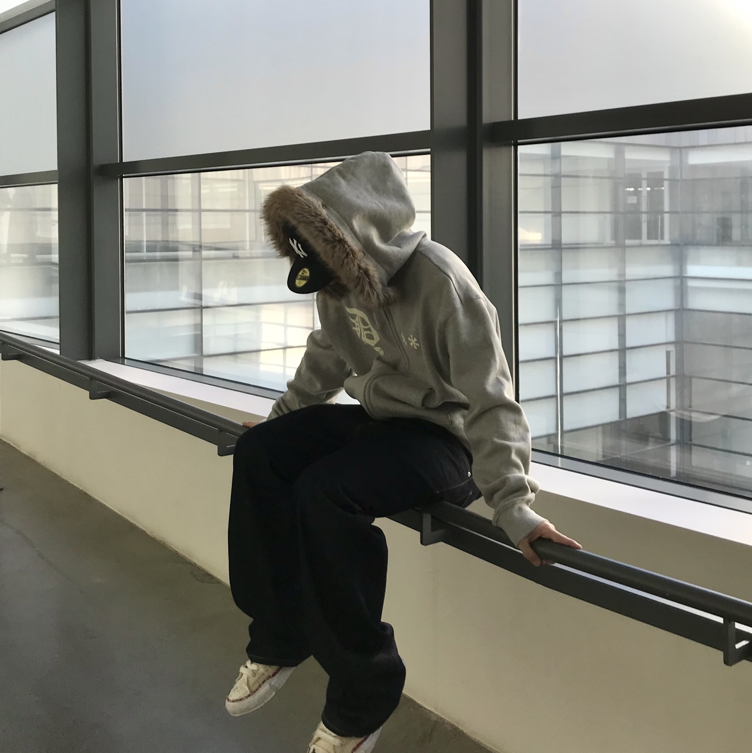 AMOU Fur Hoodie Zip Up Gray, Maison Mihara Yasuhiro Peterson OG Sole Canvas Low-top Sneakers Natural 착용 스타일 - 2