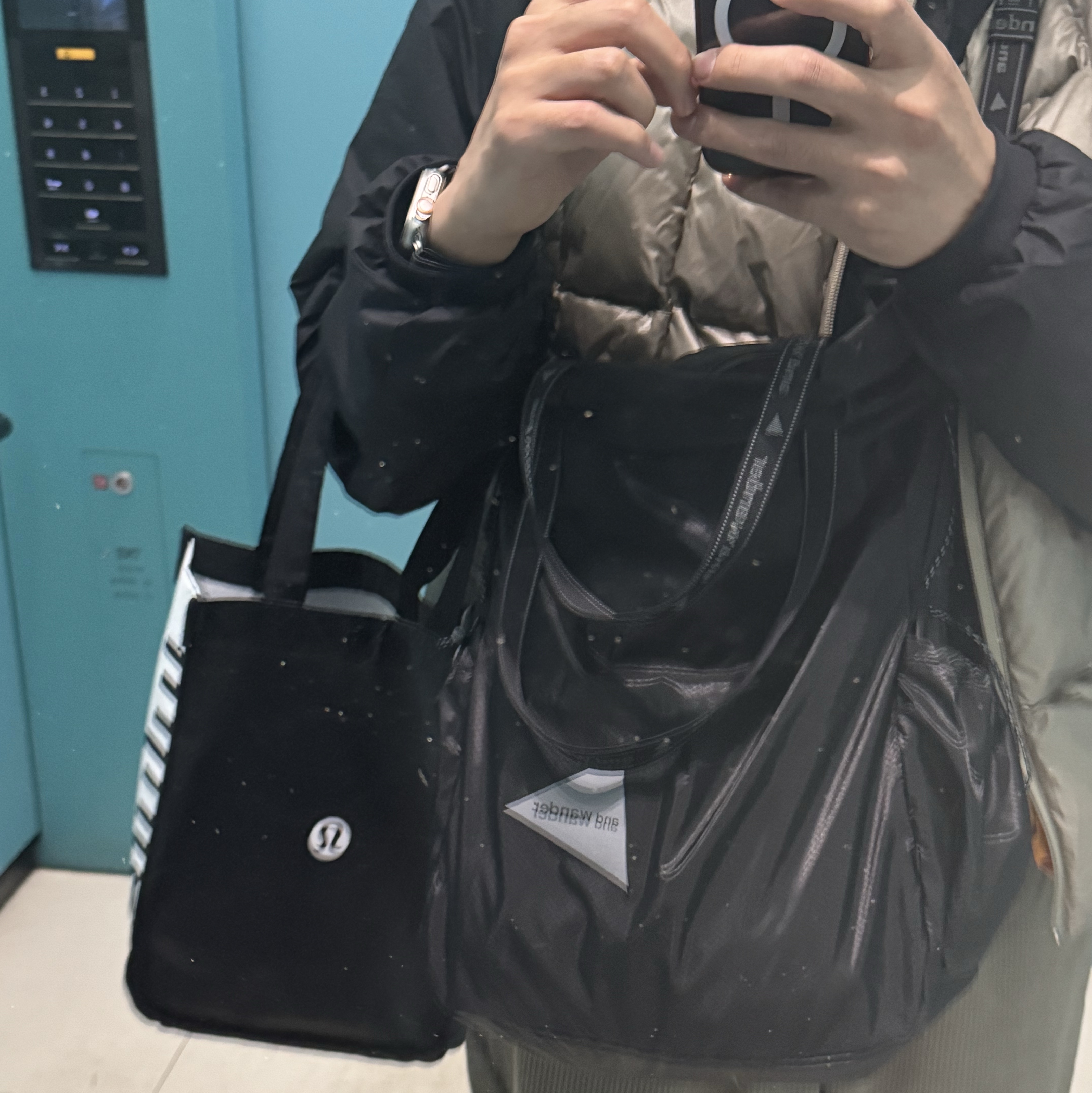 And Wander Sil Tote Bag Charcoal 착용 스타일