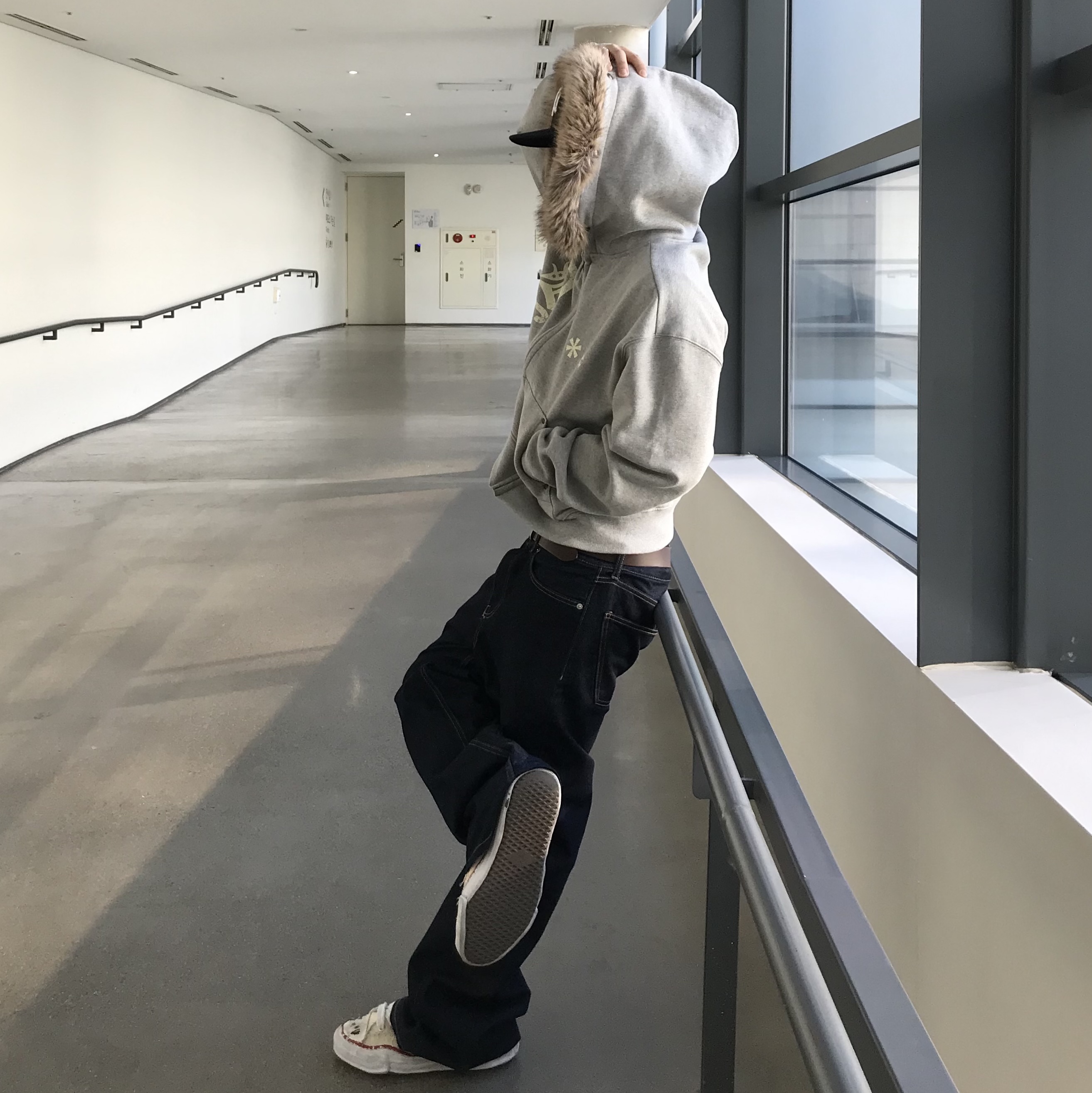 AMOU Fur Hoodie Zip Up Gray, Maison Mihara Yasuhiro Peterson OG Sole Canvas Low-top Sneakers Natural 착용 스타일 - 1