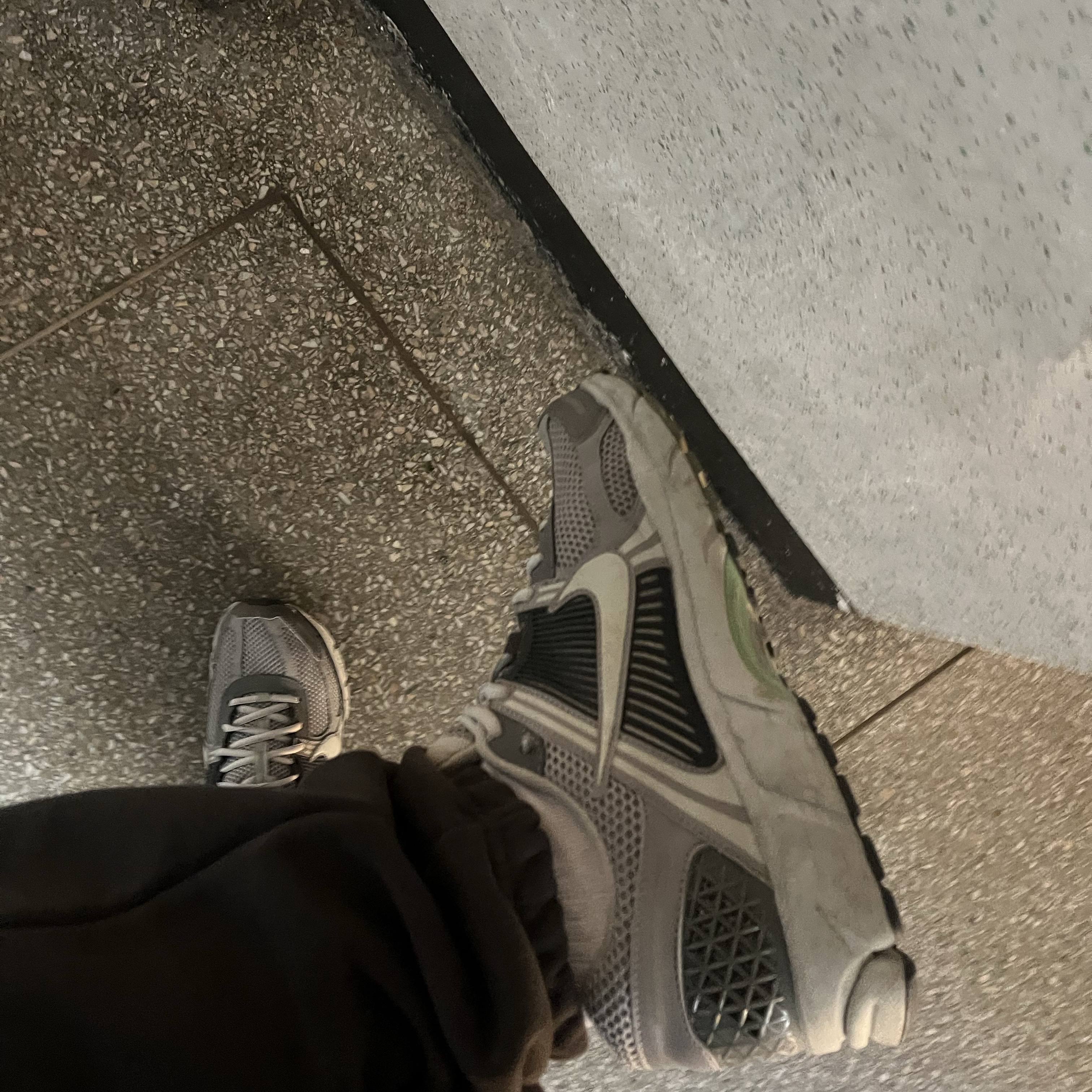 (W) Nike Zoom Vomero 5 Cobblestone and Flat Pewter 착용 스타일
