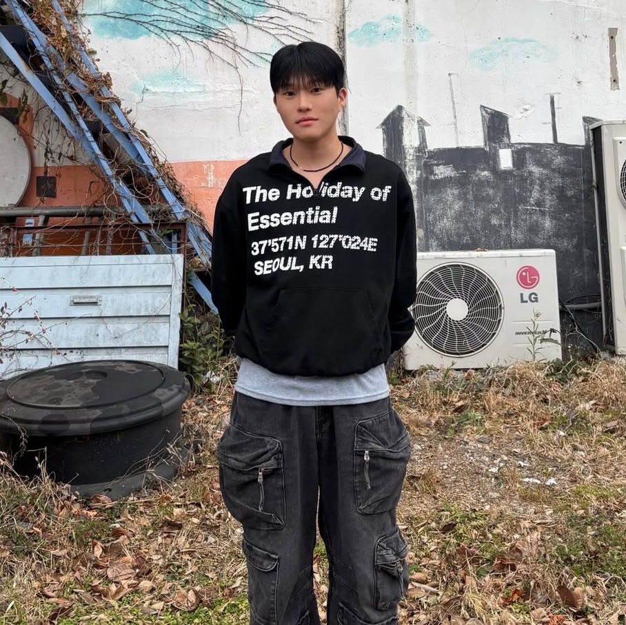 Express Holiday Holiday Essential Half Zip Up Black, Express Holiday Holiday Essential Half Zip-Up Melange White 착용 스타일
