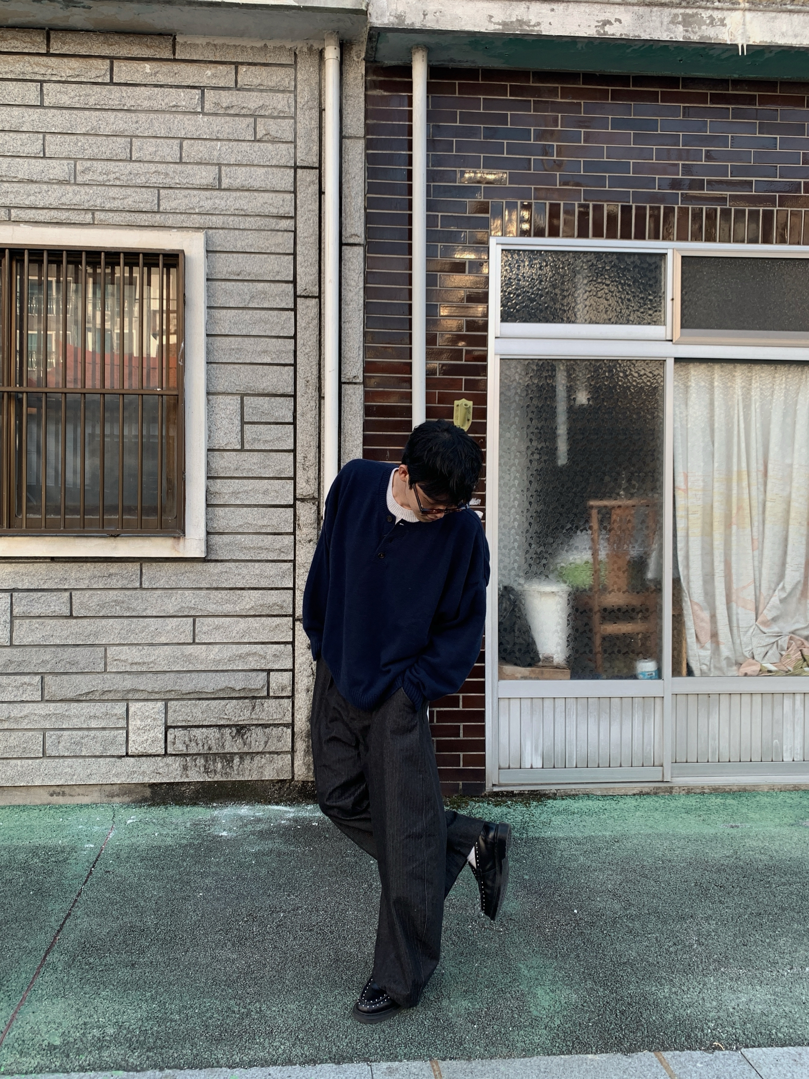 MJD Contrast Neck Cash Crop Knit Navy, Dr. Martens x Supreme Studded Penton Loafers Black - 25SS 착용 스타일 - 3