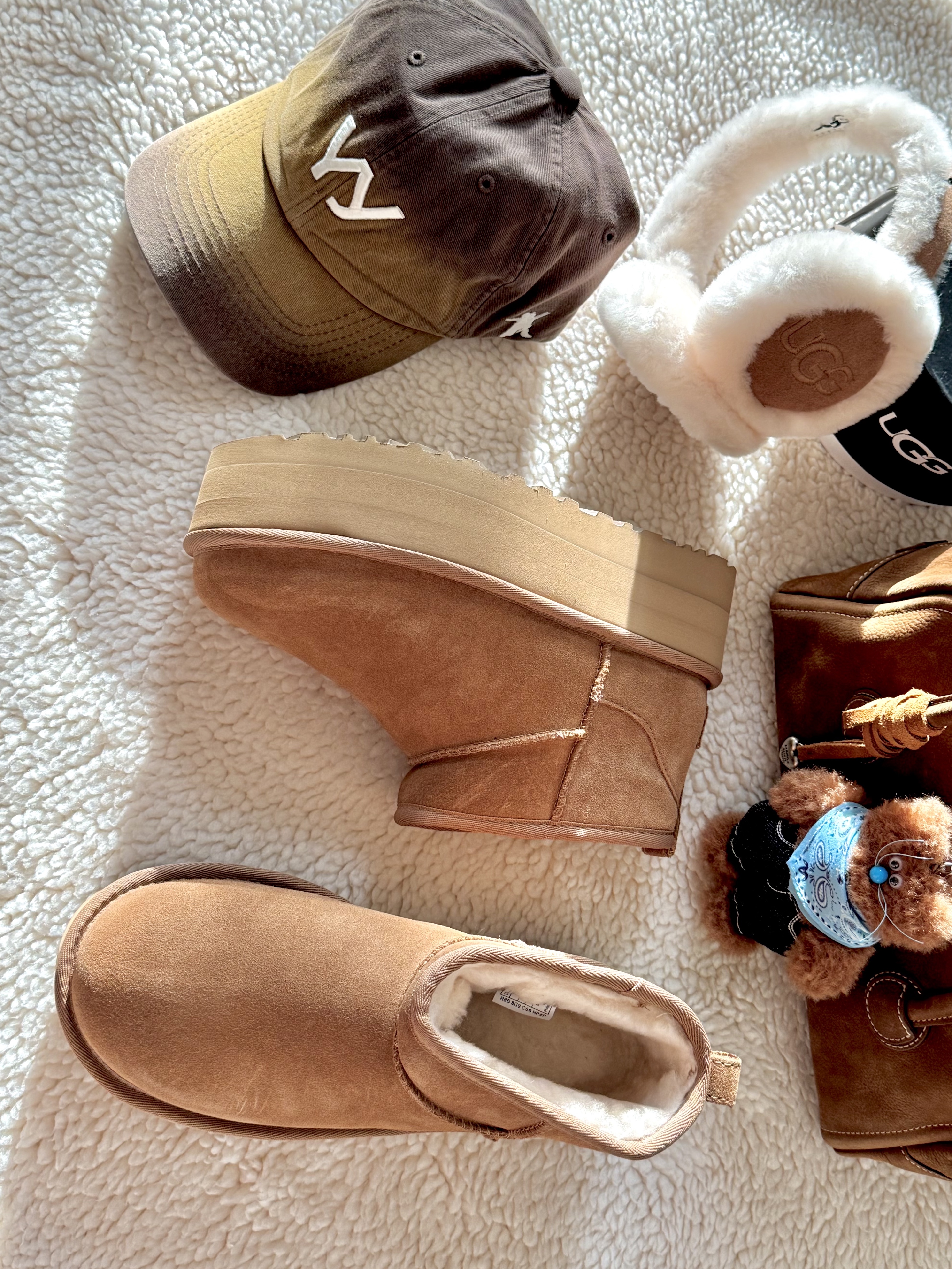 (W) UGG Classic Ultra Mini Platform Boots Chestnut, (W) UGG Embroidered Logo Earmuff Chestnut 착용 스타일 - 2