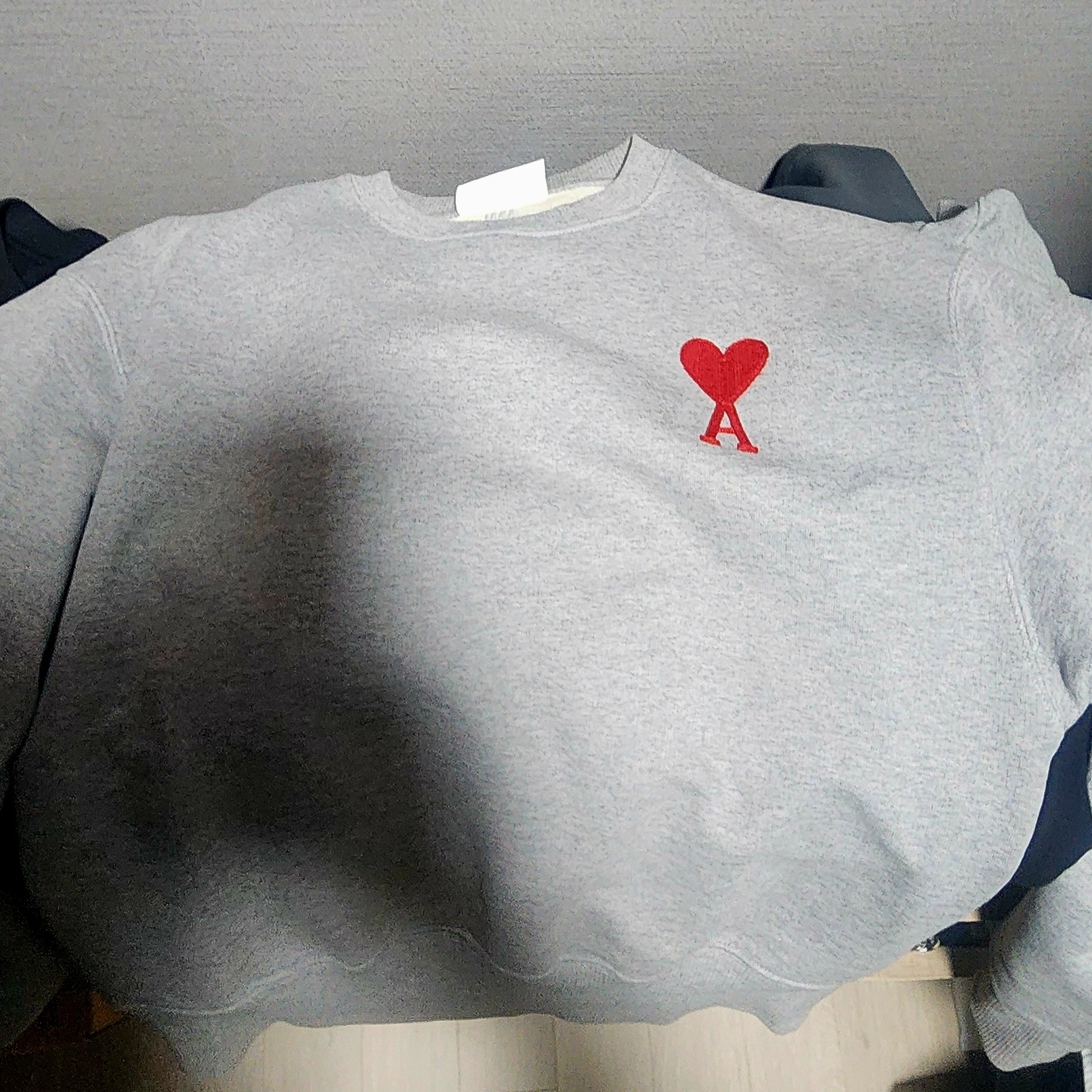 AMI de Coeur Sweatshirt Heather Grey 착용 스타일