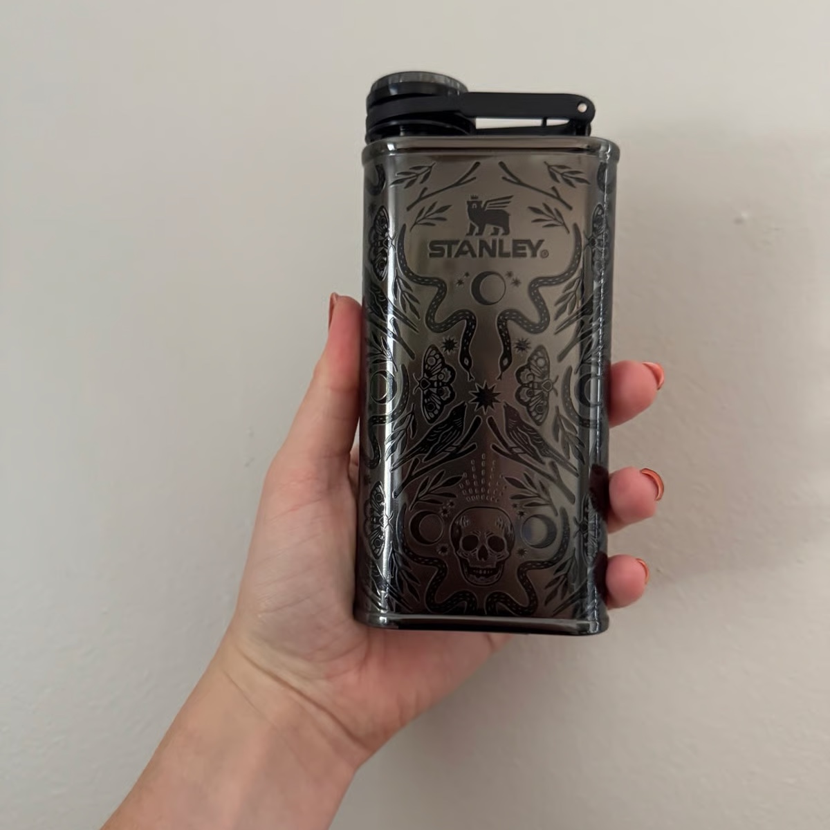 Stanley The Halloween Easy Fill Flask 236ml Deadly Damask 착용 스타일 - 2