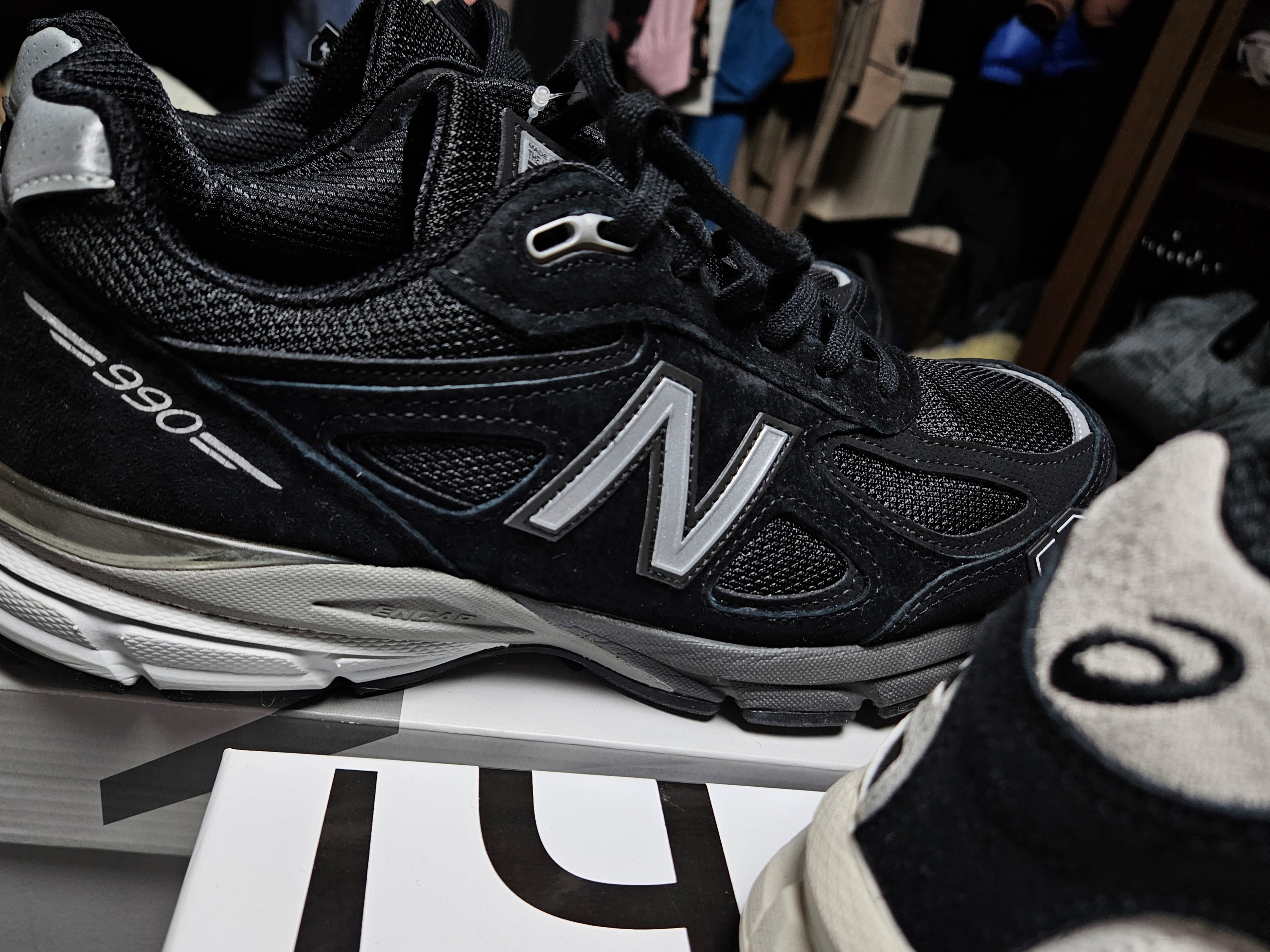 New Balance 990v4 Made in USA Black Silver 착용 스타일 - 1