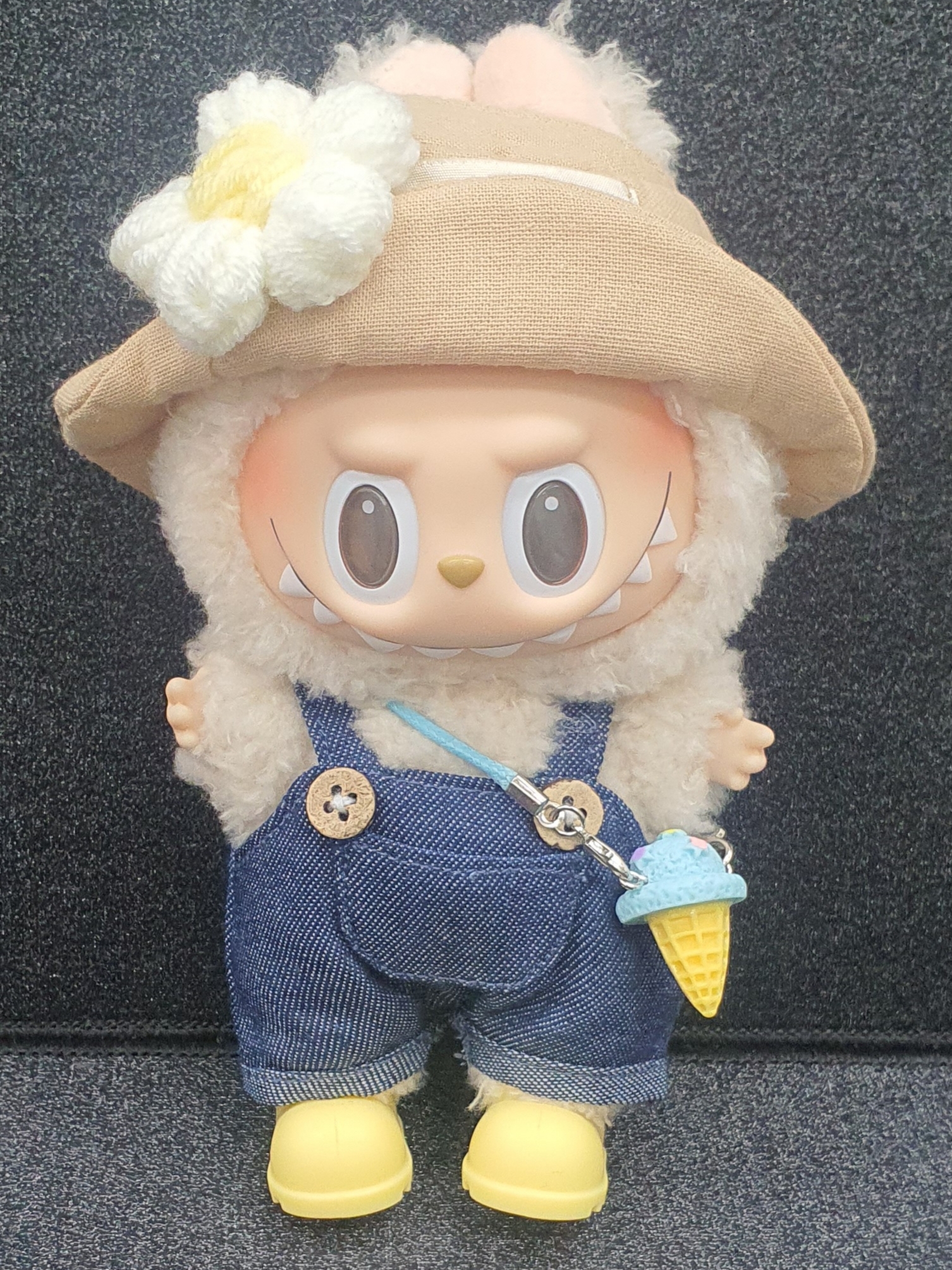 Pop Mart Labubu The Monsters Labubu Tasty Macarons Series Soymilk Keyring 착용 스타일