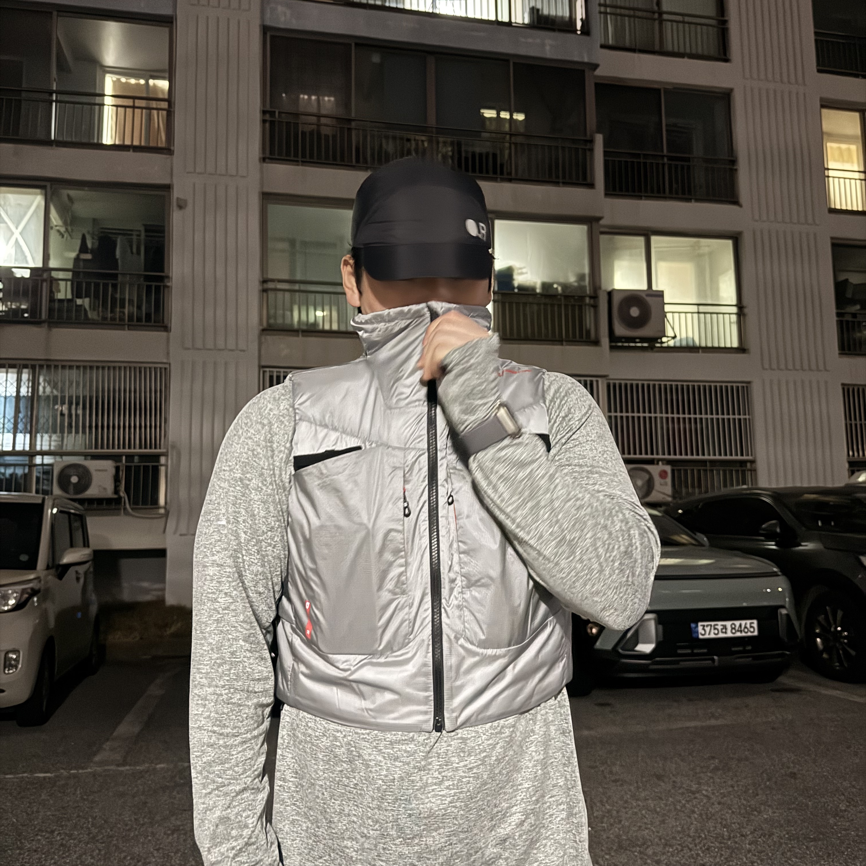 Salomon Sentier Vest Silver, Optimistic Runners Nylon Cap Black 착용 스타일