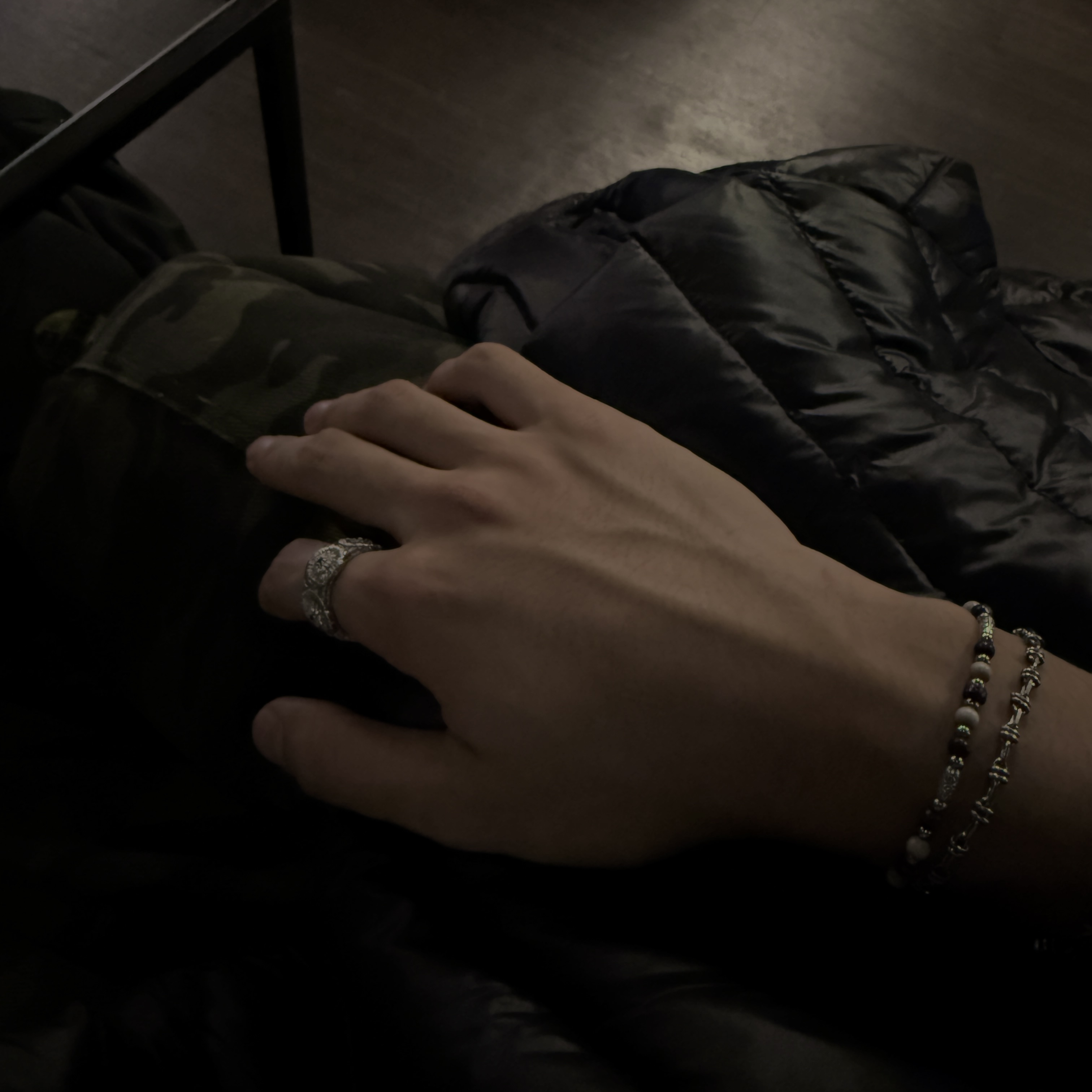 [KREAM 단독] Scudo Snow Brilliant Blue Stone Ring, Scudo Garden Violet Karen Beads Bracelet 착용 스타일