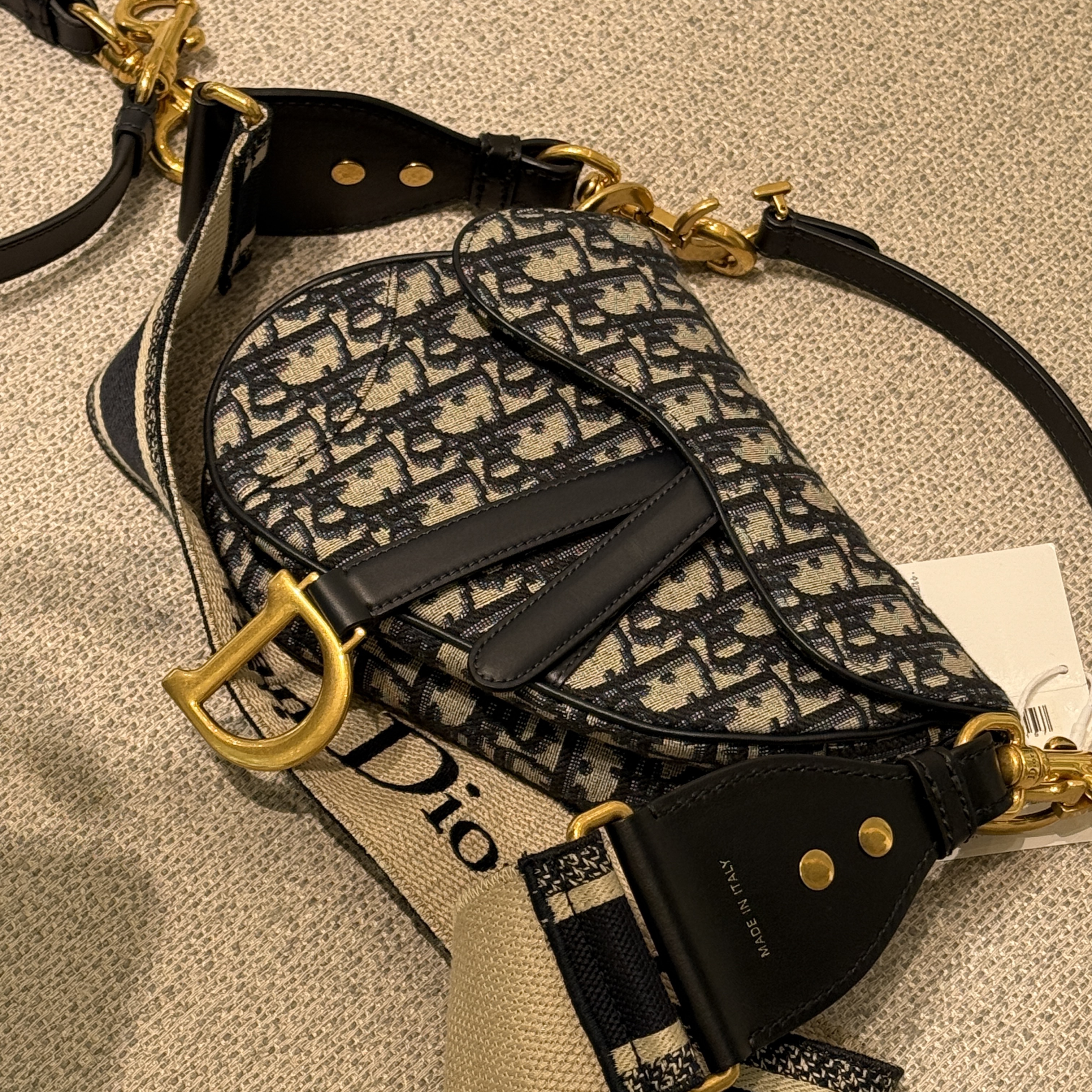 Dior Mini Saddle Bag with Strap Blue Dior Oblique Jacquard, Dior Shoulder Strap with Ring Black Christian Dior Embroidery 착용 스타일 - 2