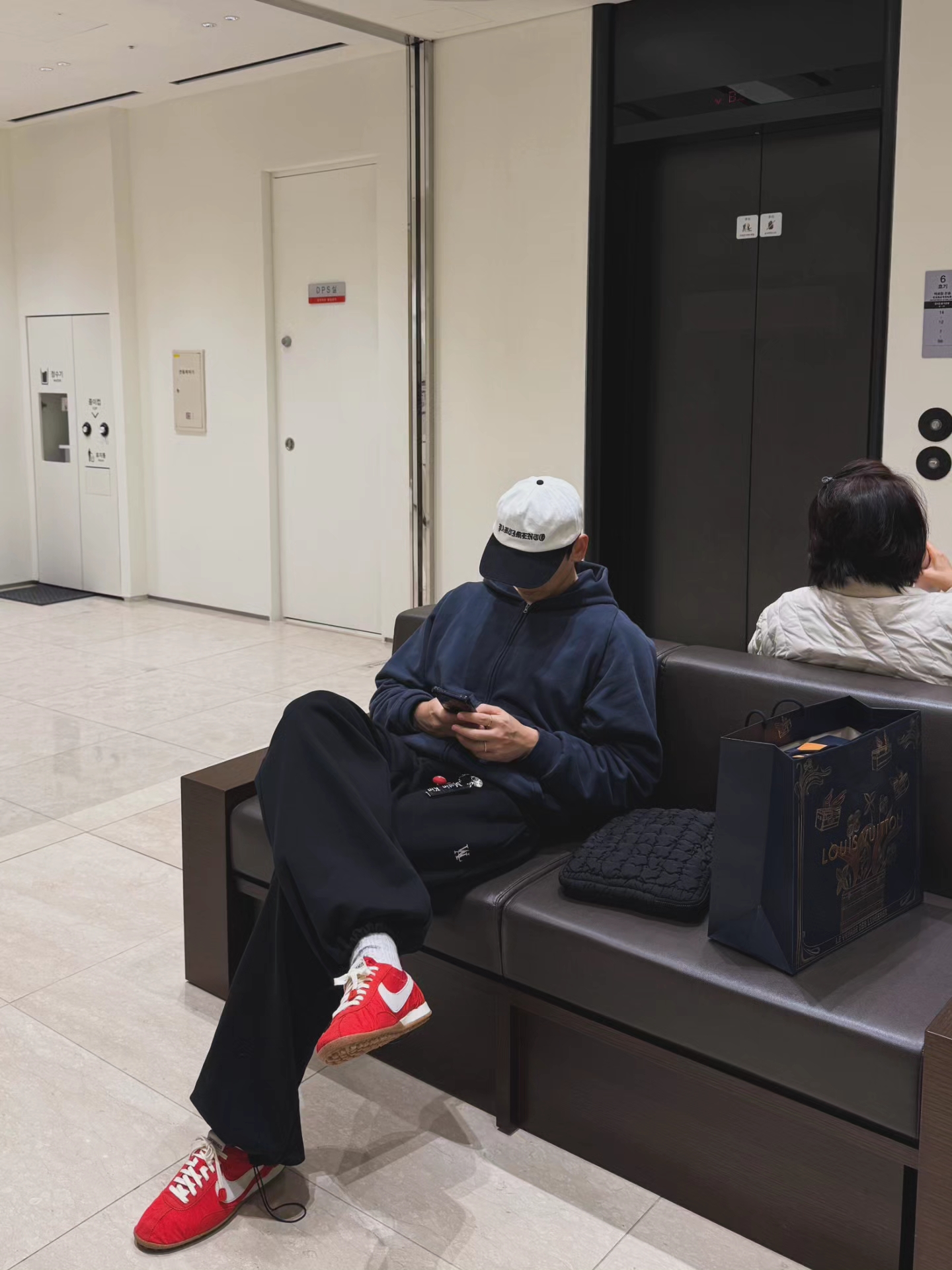 Nike x Jacquemus Moon Shoe SP University Red and Bicycle Yellow, Yeezy YZY Zip-Up Hoodie Navy 착용 스타일 - 1