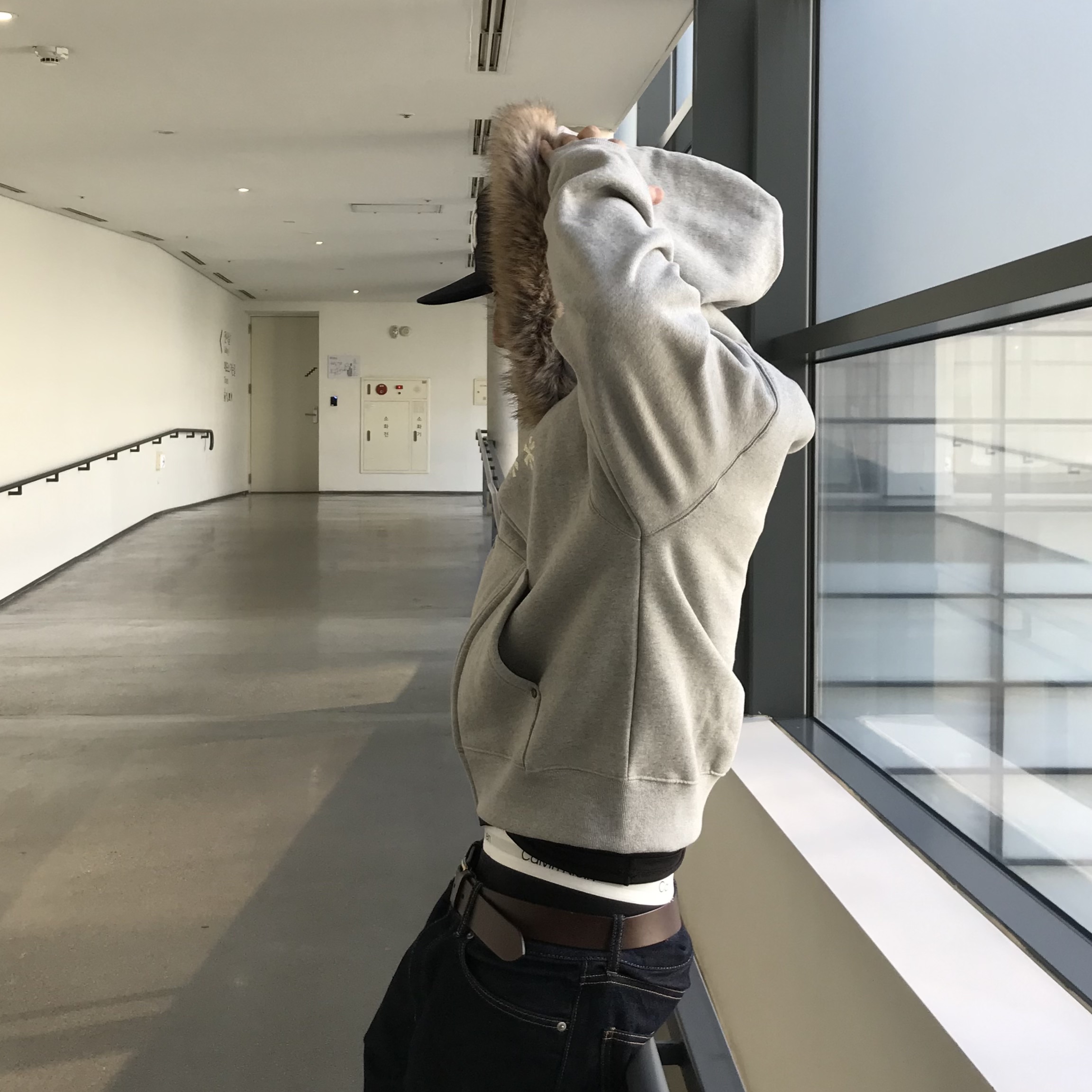 AMOU Fur Hoodie Zip Up Gray, Maison Mihara Yasuhiro Peterson OG Sole Canvas Low-top Sneakers Natural 착용 스타일 - 5