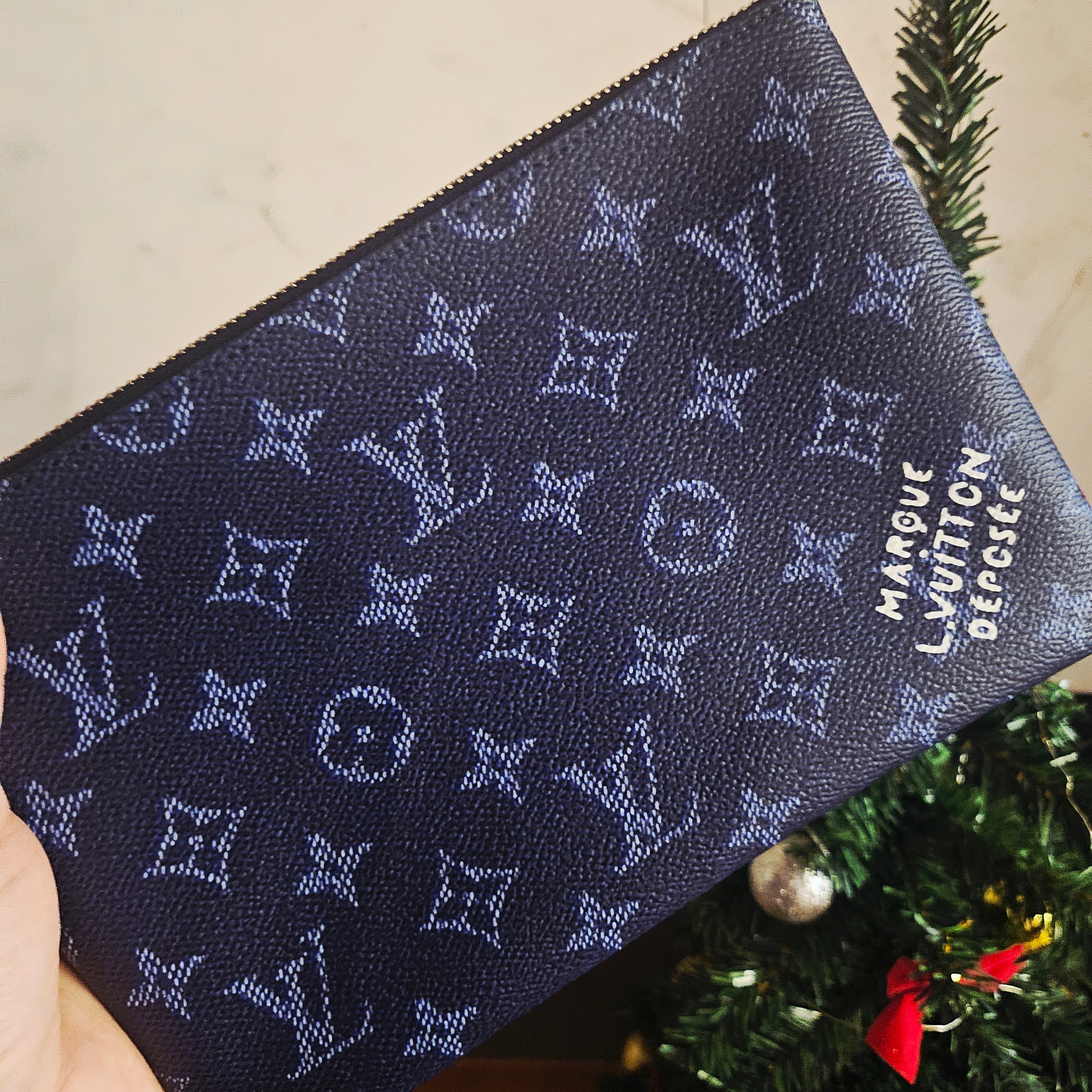 Louis Vuitton Monogram Heritage Key Pouch M Ocean 착용 스타일
