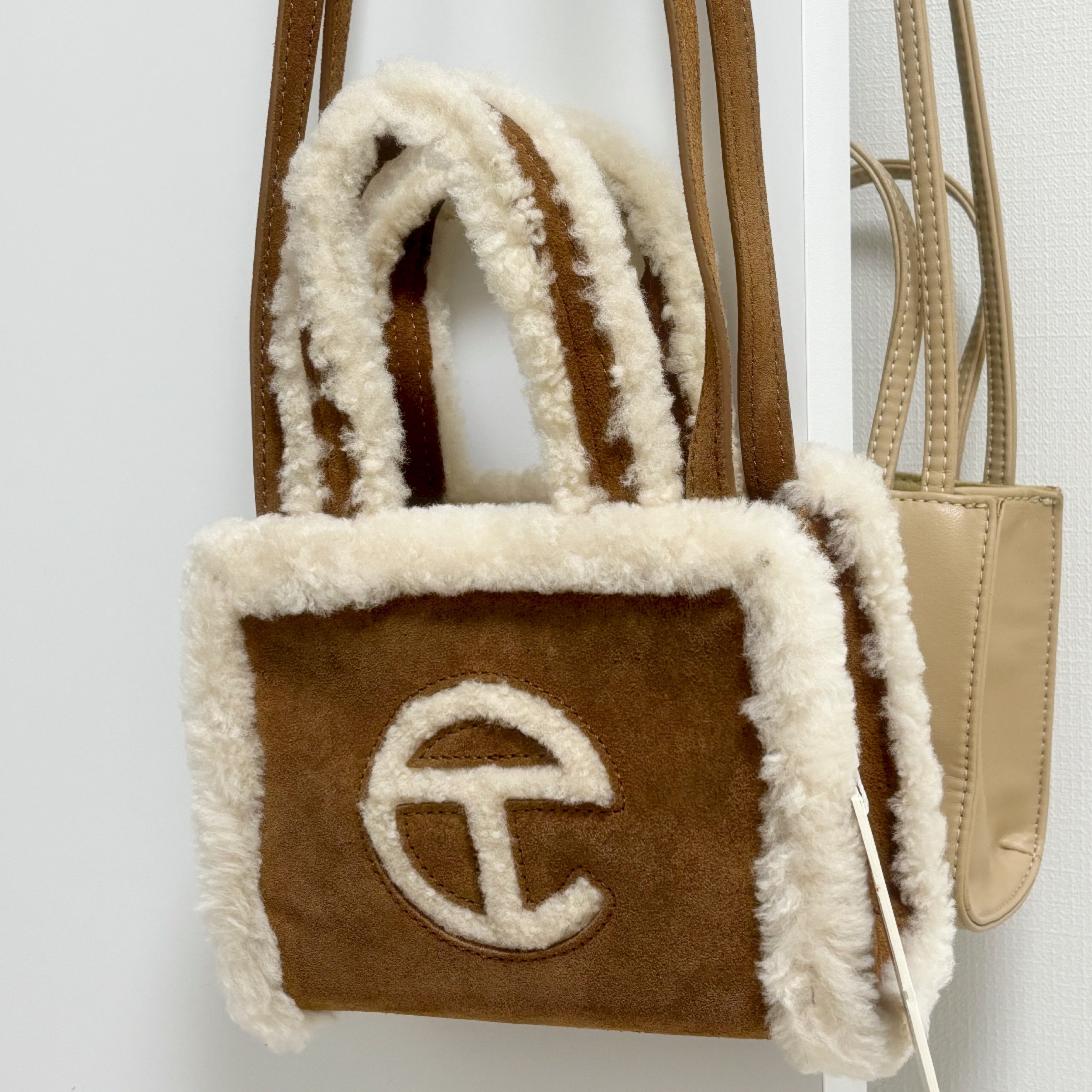 Telfar Small Shearling Shopper Bag Roasted Chestnut 착용 스타일