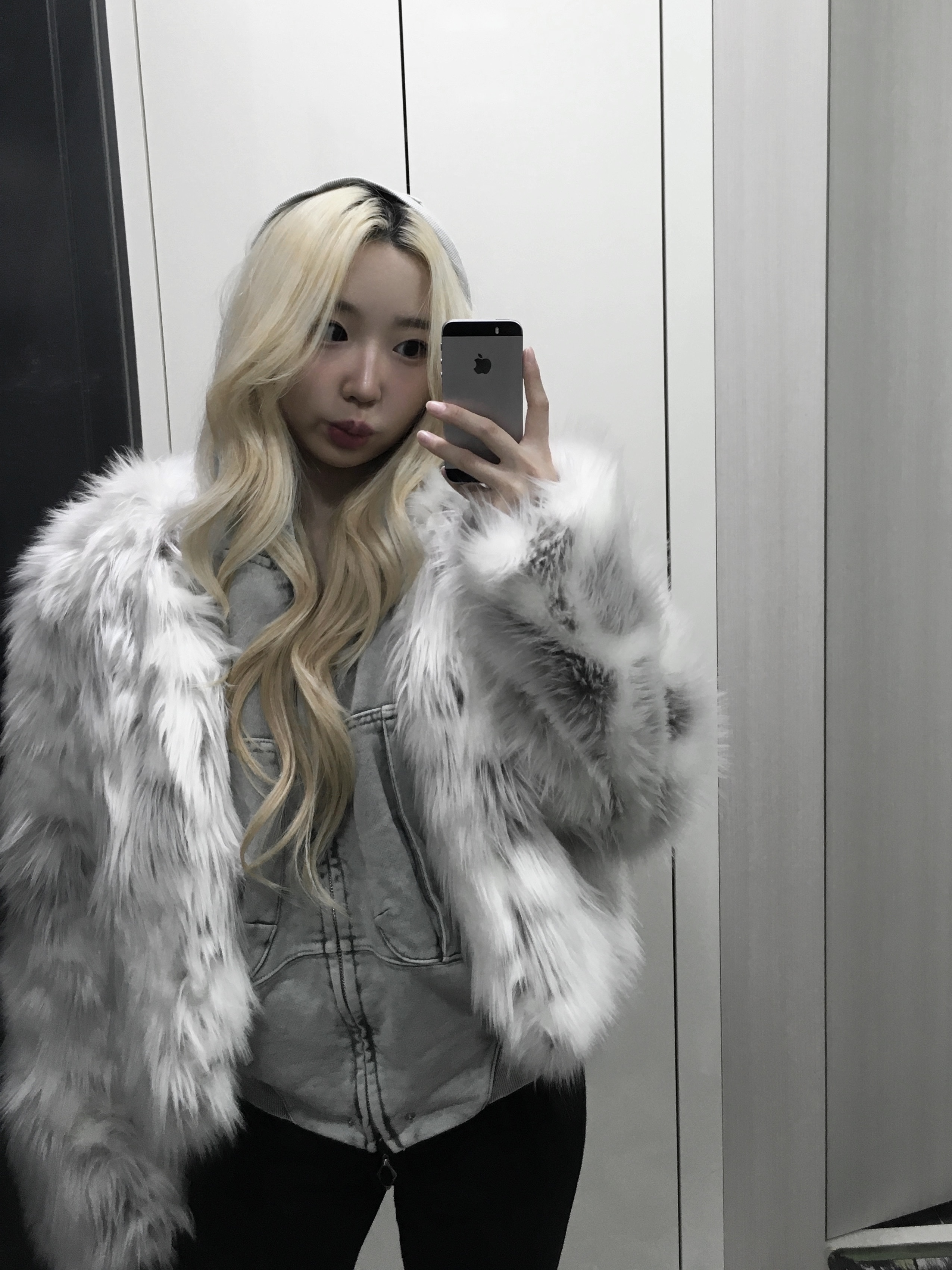 (W) Mischief Big Pocket Hoodie Bleached Khaki 착용 스타일