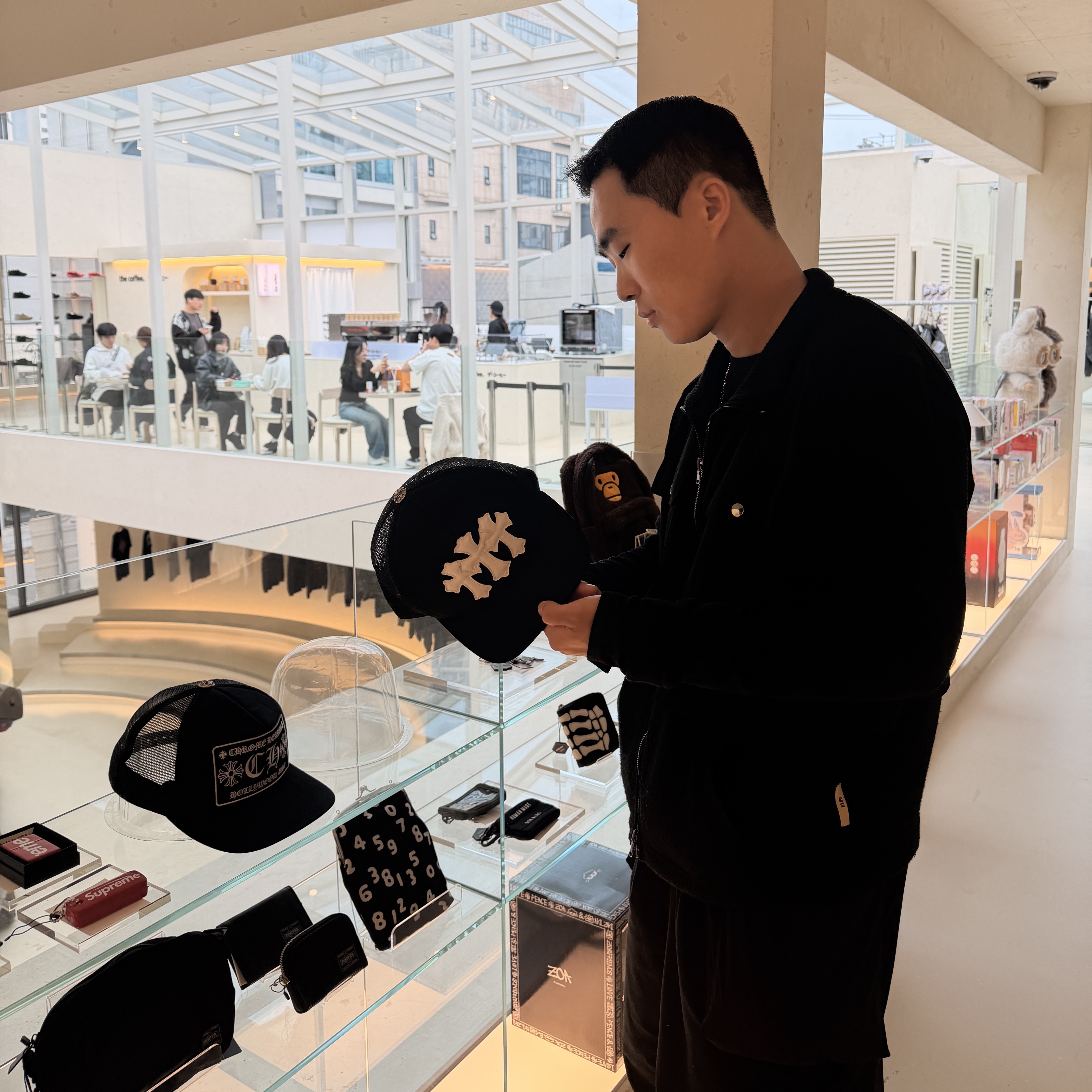 Supreme Backpack Black - 25SS, Oakley Remix Dad Hat Abyss White 착용 스타일 - 7
