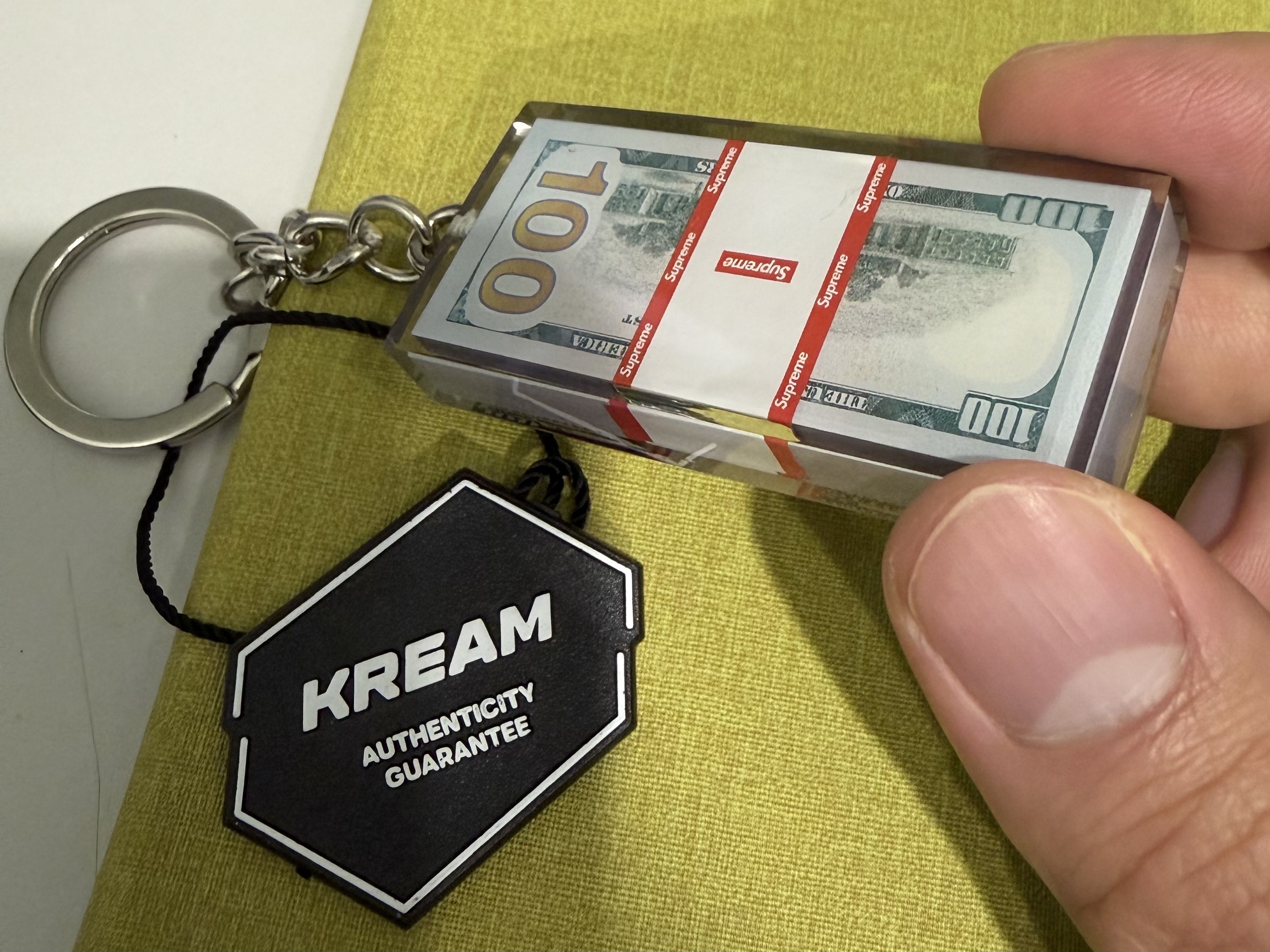 Supreme Cash Paperweight Keychain Multicolor - 24FW 착용 스타일 - 2
