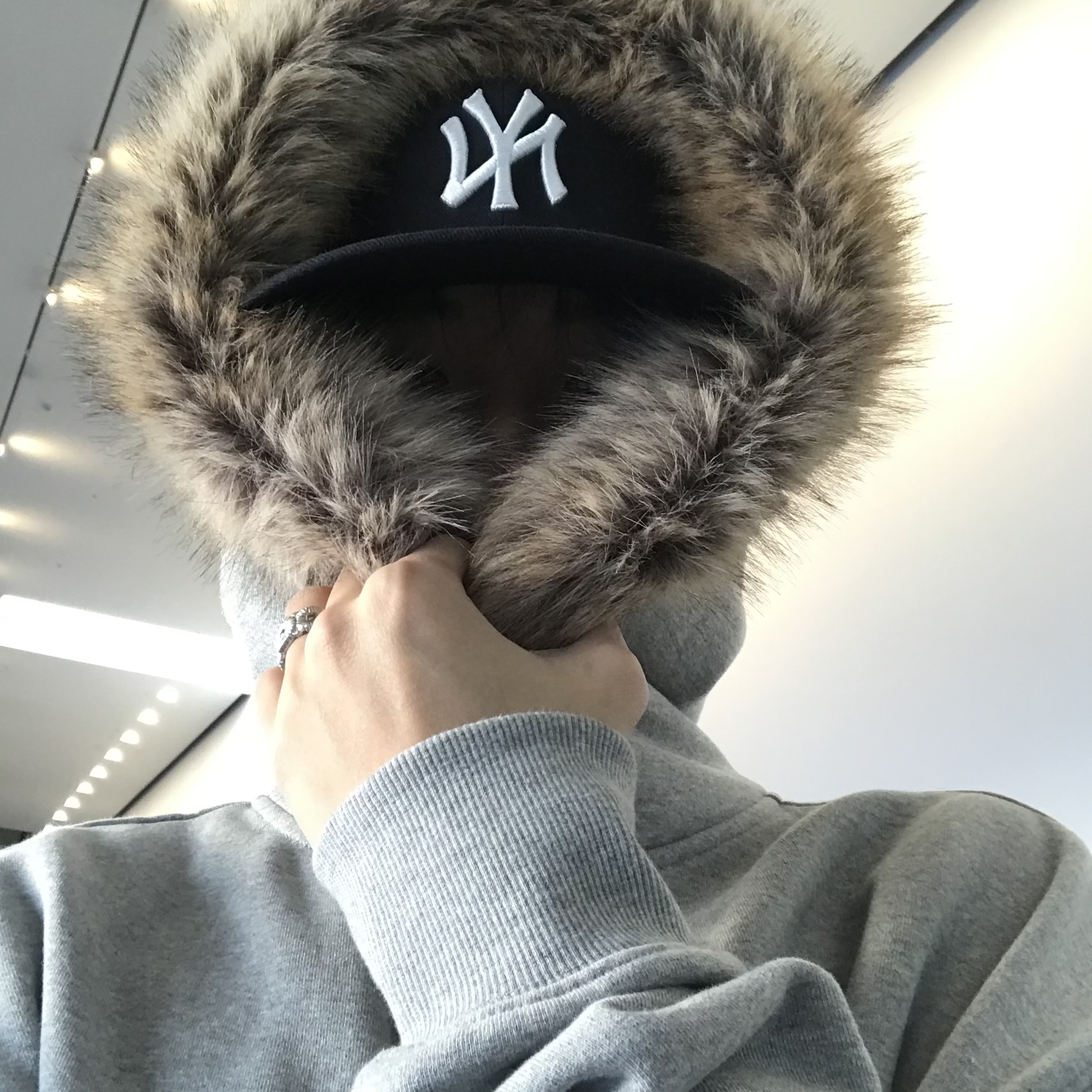 AMOU Fur Hoodie Zip Up Gray, Maison Mihara Yasuhiro Peterson OG Sole Canvas Low-top Sneakers Natural 착용 스타일 - 7