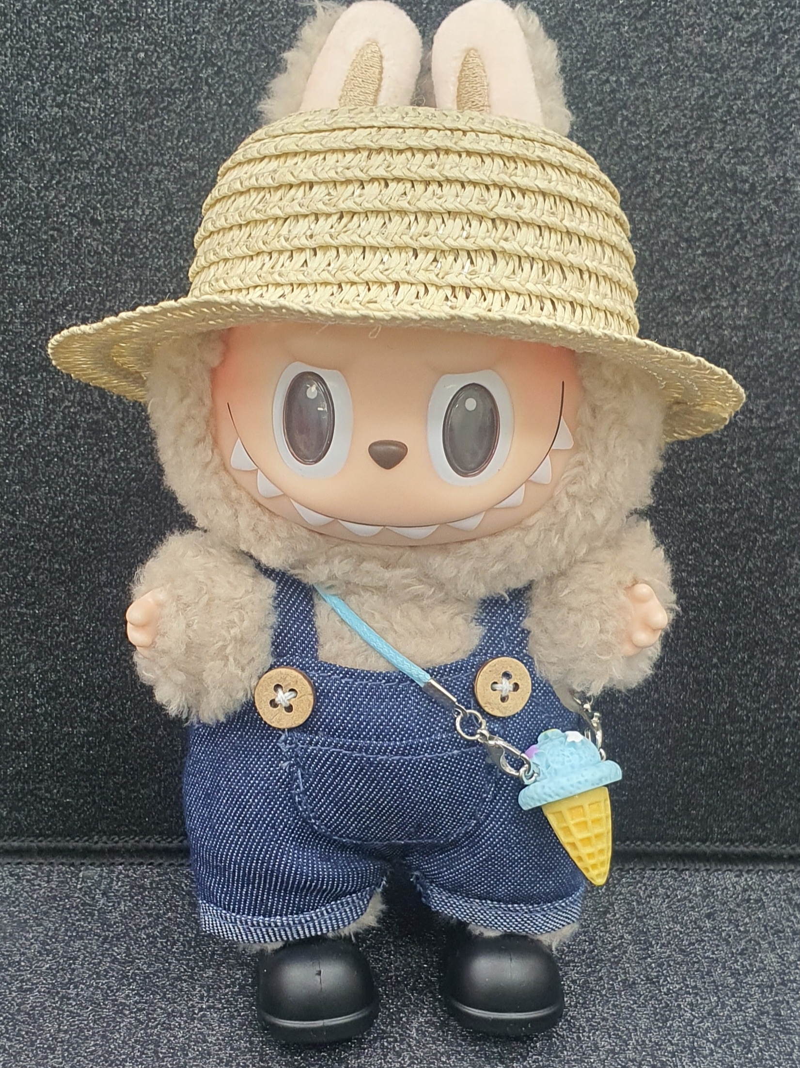 Pop Mart Labubu The Monsters Labubu Tasty Macarons Series Toffe Keyring 착용 스타일