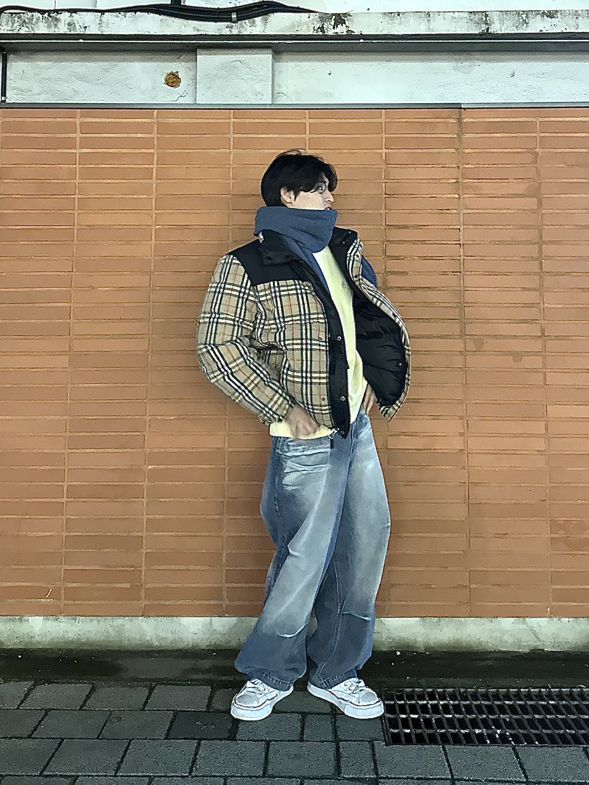 Acne Studios Narrow Wool Fringe Muffler Ocean Blue Melange, Maison Mihara Yasuhiro Peterson OG Sole Canvas Low Sneakers White 착용 스타일 - 1