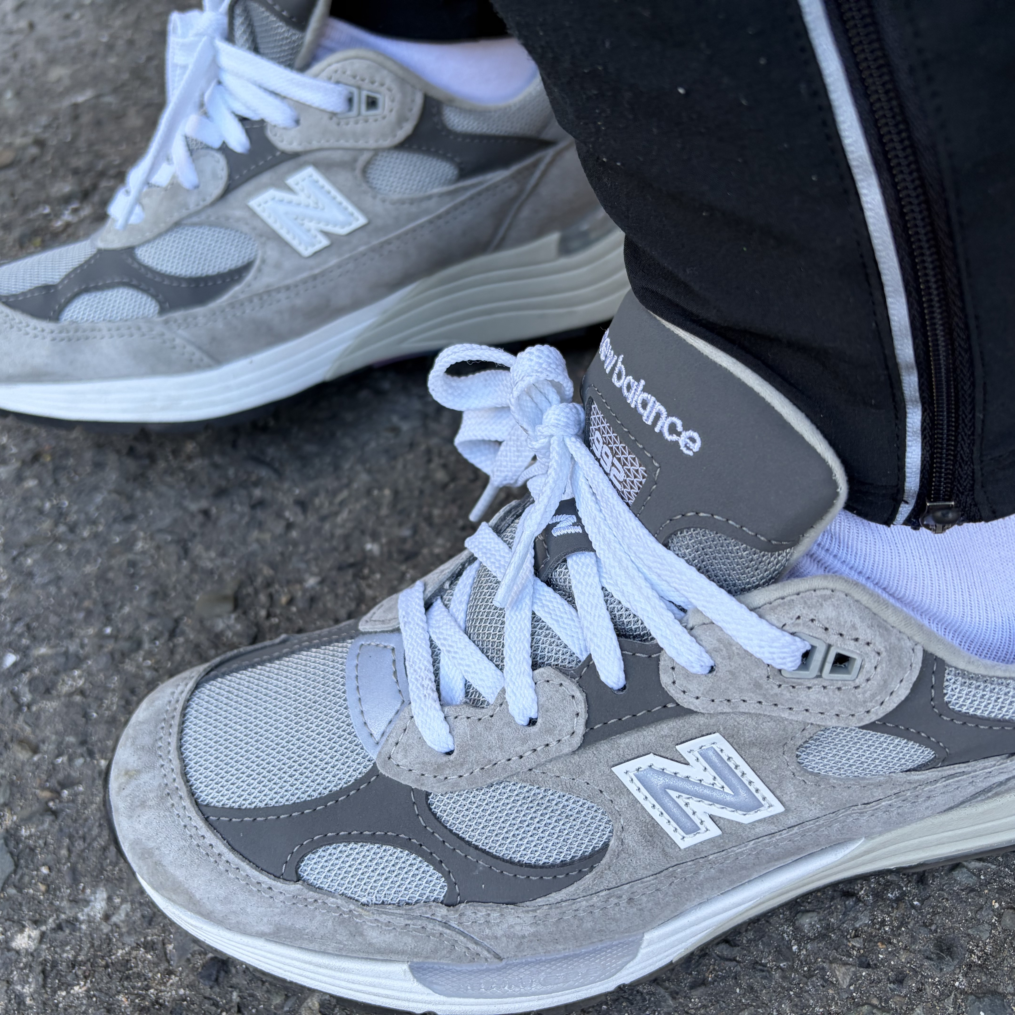New Balance 992 Made in USA Core Grey Silver Metallic 착용 스타일