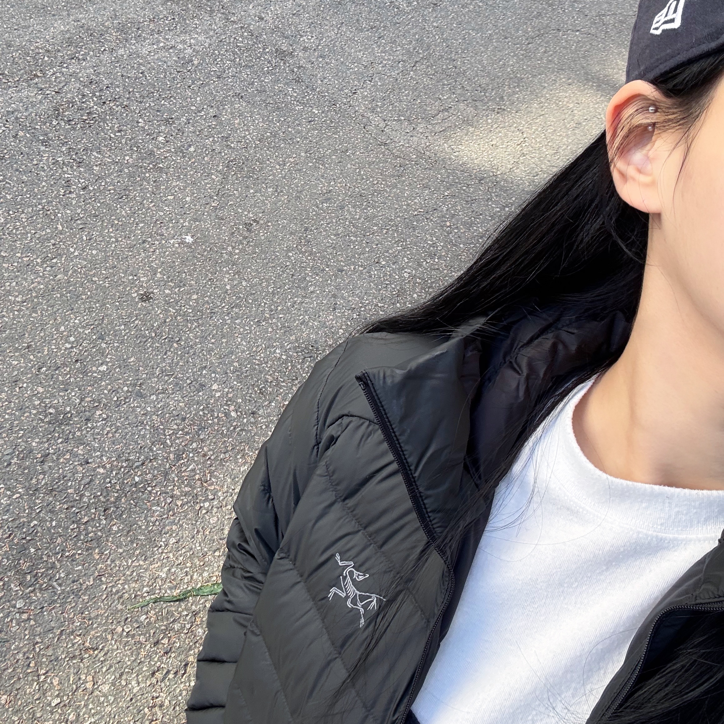 Arc'teryx Cerium Hoody Black, New Era x MoMA New York Yankees Cap Navy 착용 스타일