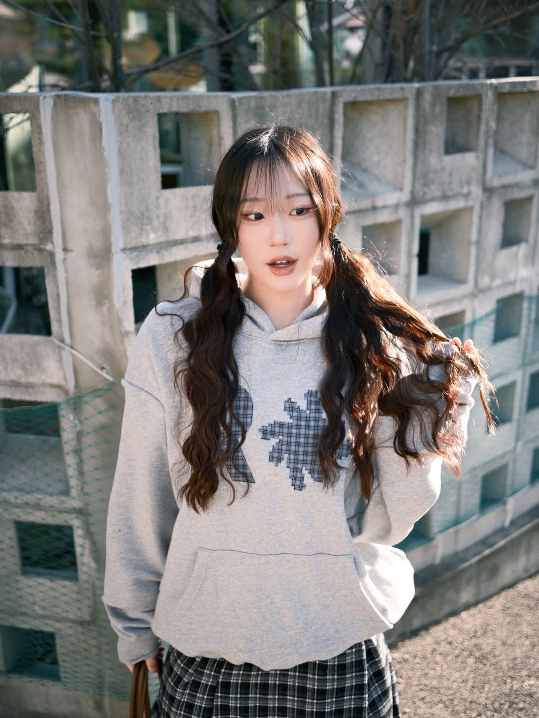 SLOW RECORD HOUSE Check Patch Hoodie Grey 착용 스타일 - 5
