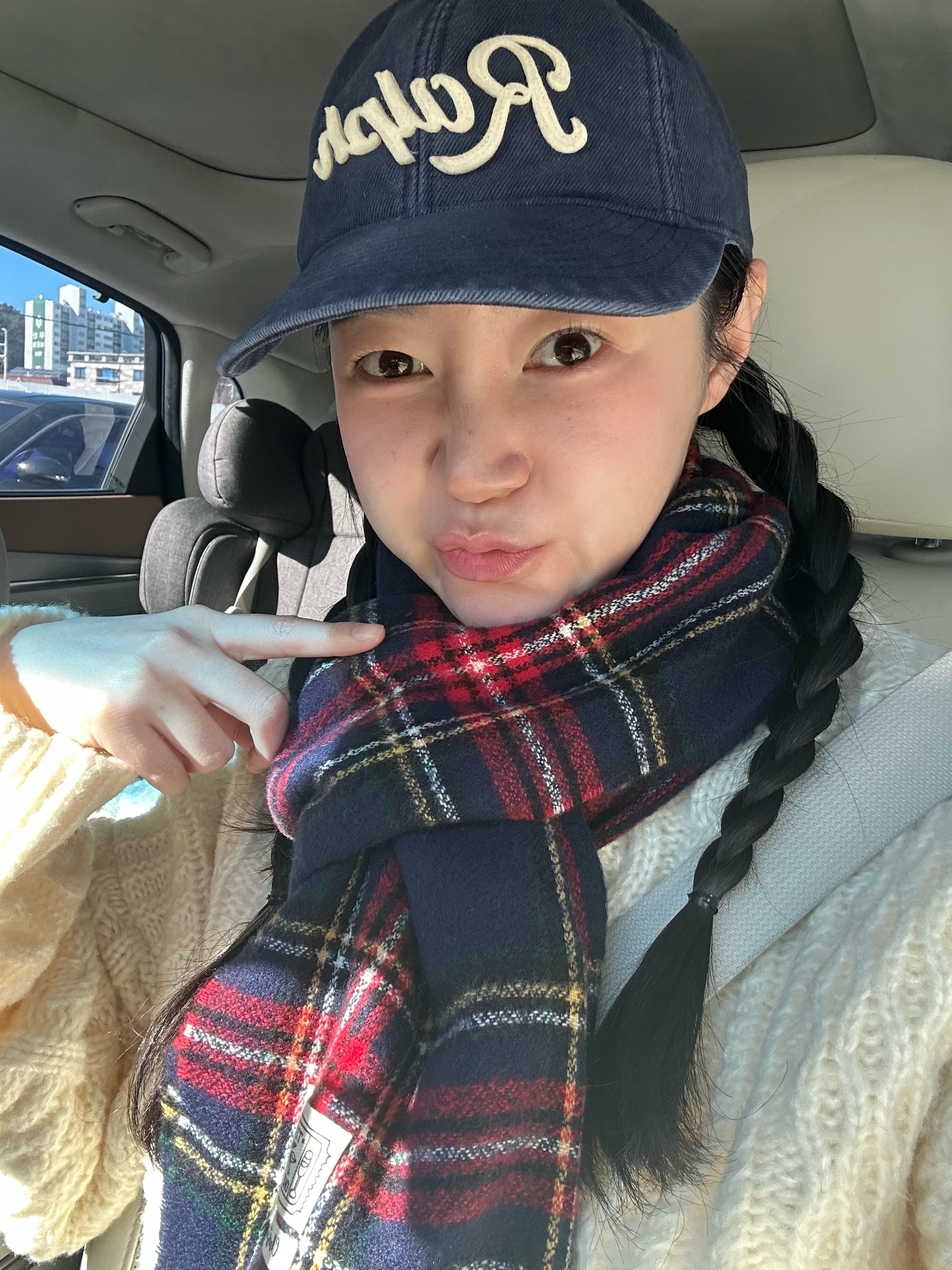 (W) UGG Bea Mary Jane Chestnut, [20% 적립] Polo Ralph Lauren Applique Twill Ball Cap Newport Navy - 25SS 착용 스타일 - 5