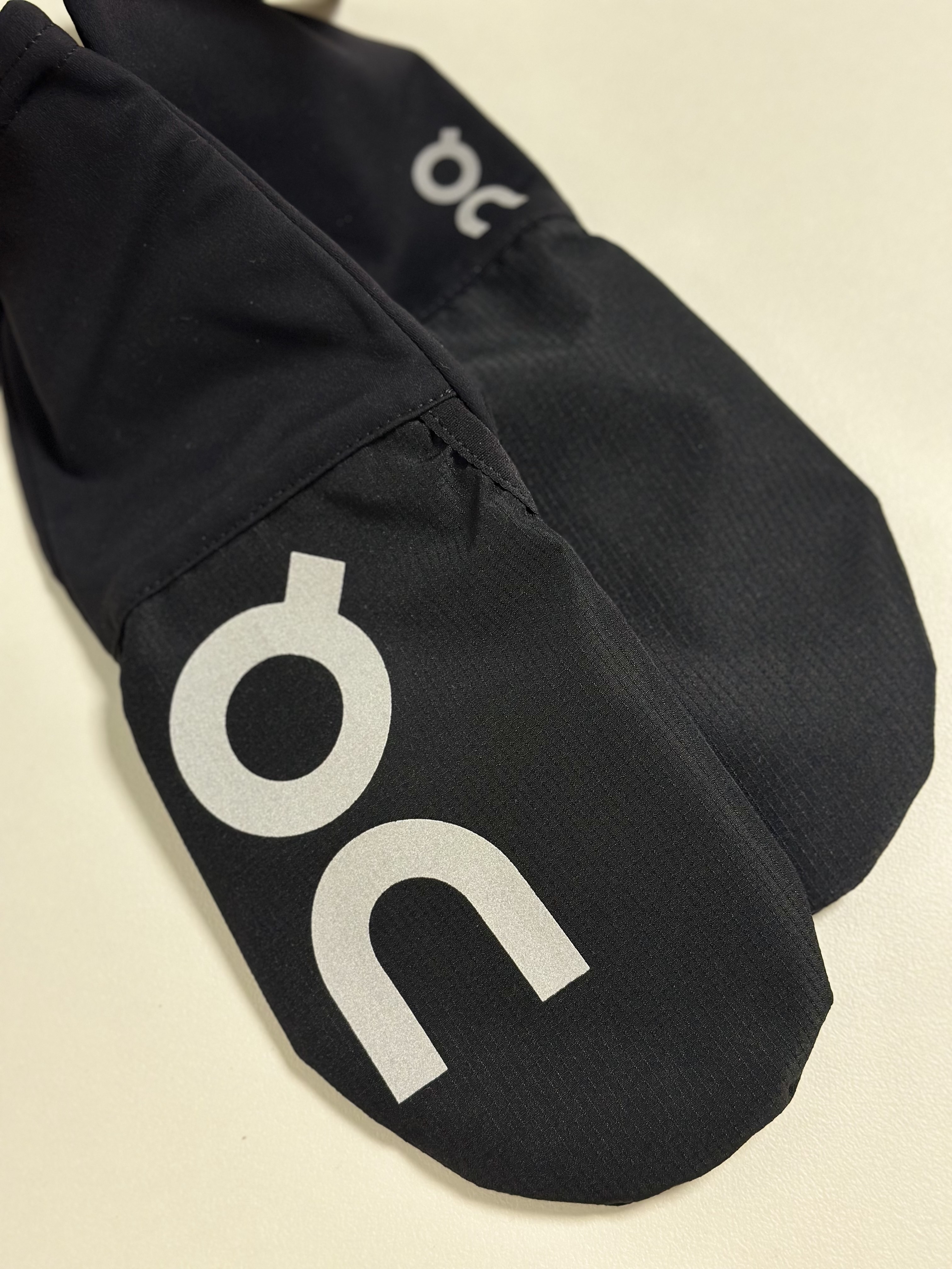 On Running Core Glove Black 착용 스타일