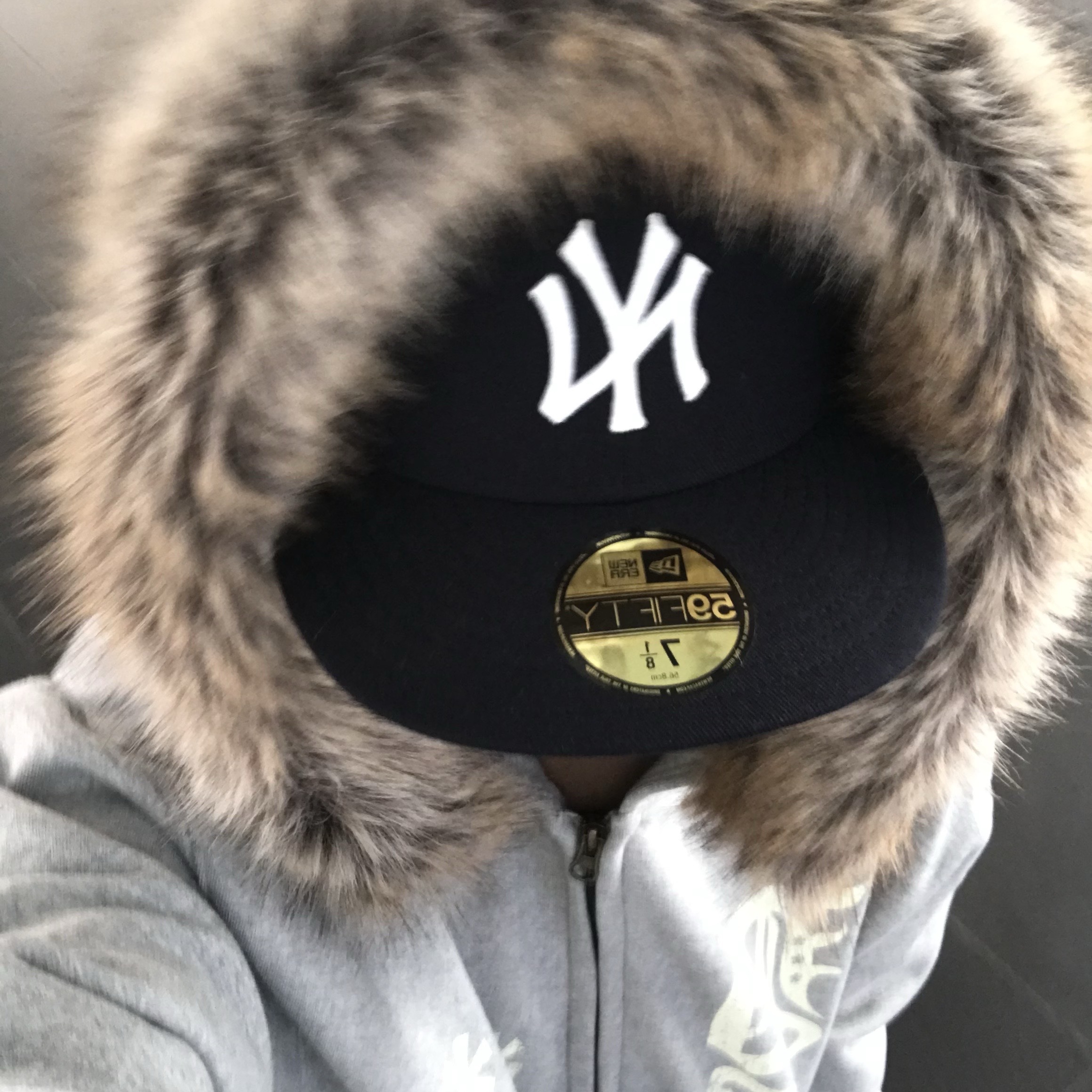 AMOU Fur Hoodie Zip Up Gray, Maison Mihara Yasuhiro Peterson OG Sole Canvas Low-top Sneakers Natural 착용 스타일 - 6