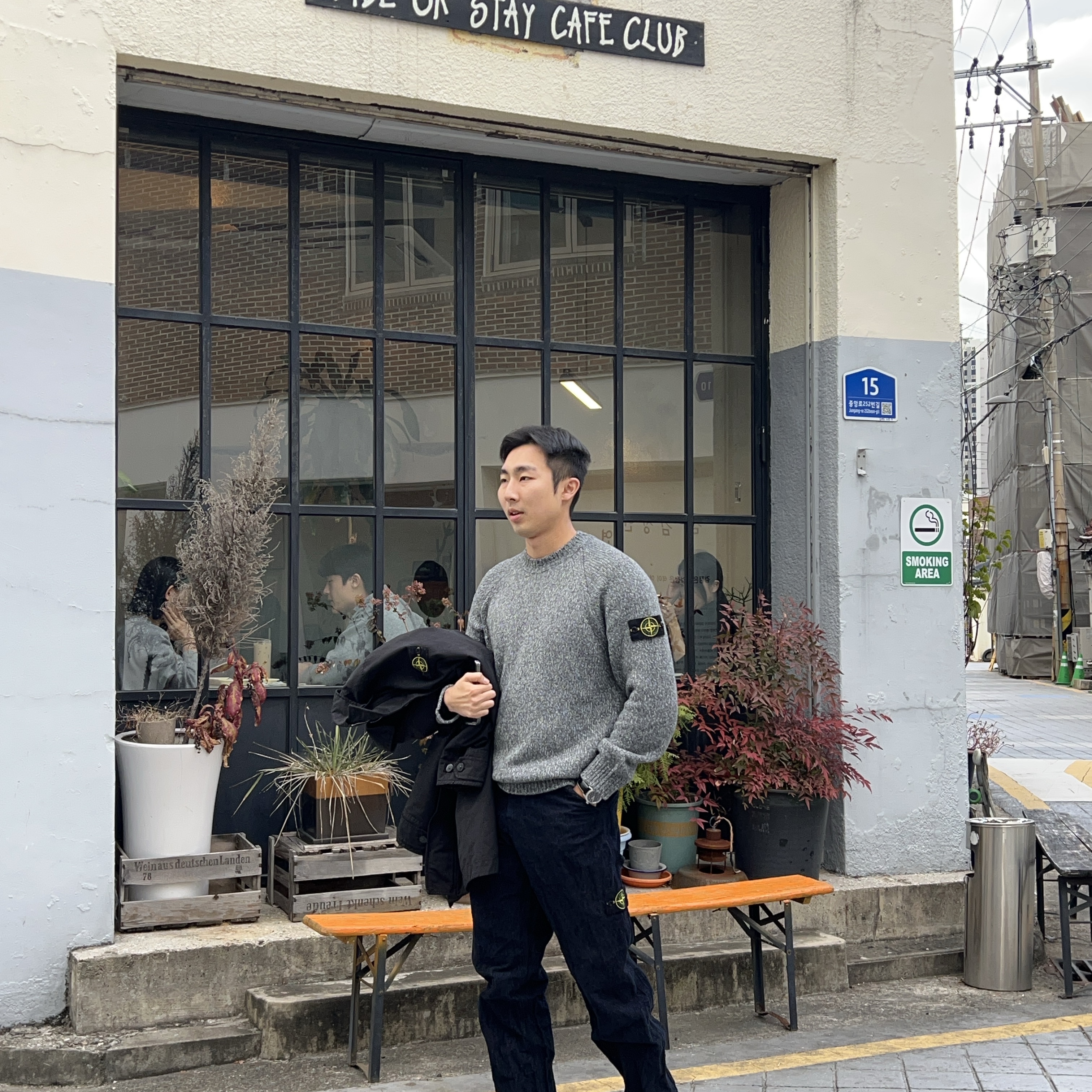 Stone Island 3100039 Organic Cotton Corduroy 800 Regular Fit Trousers with Snap-Fastened Pockets Black - 25FW, Stone Island 5100050 Fancy Yarn Mouliné Wool Crewneck Jumper with Raglan Sleeves Cement Melange - 25FW 착용 스타일