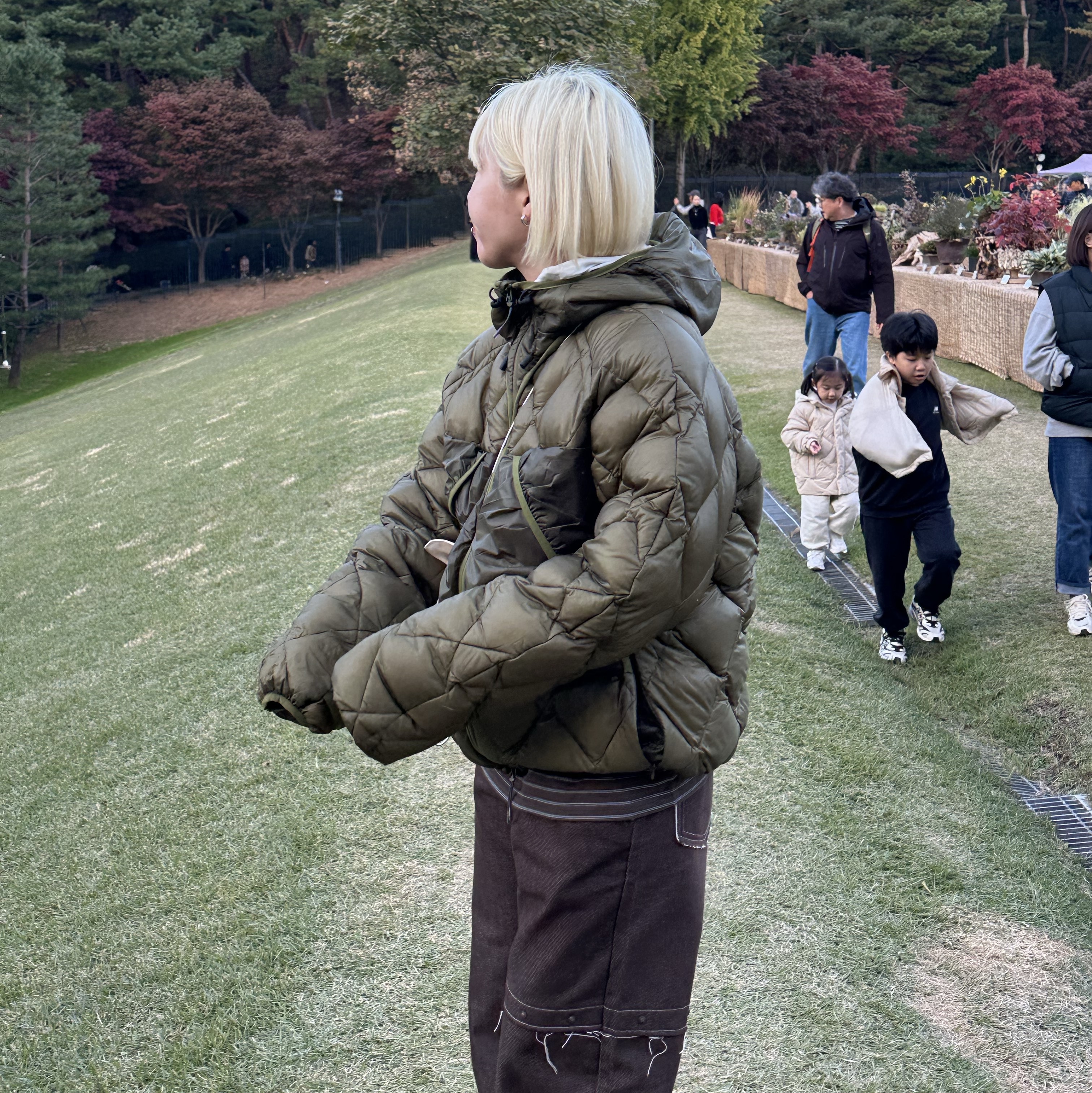 Clarks x Supreme Wallabee Tan, Roa Light Down Jacket Olive Branch 착용 스타일 - 3