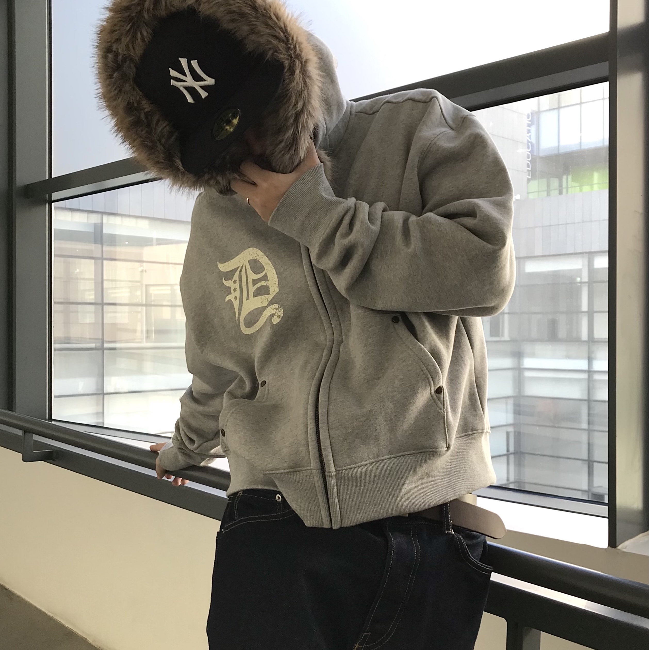 AMOU Fur Hoodie Zip Up Gray, Maison Mihara Yasuhiro Peterson OG Sole Canvas Low-top Sneakers Natural 착용 스타일 - 3