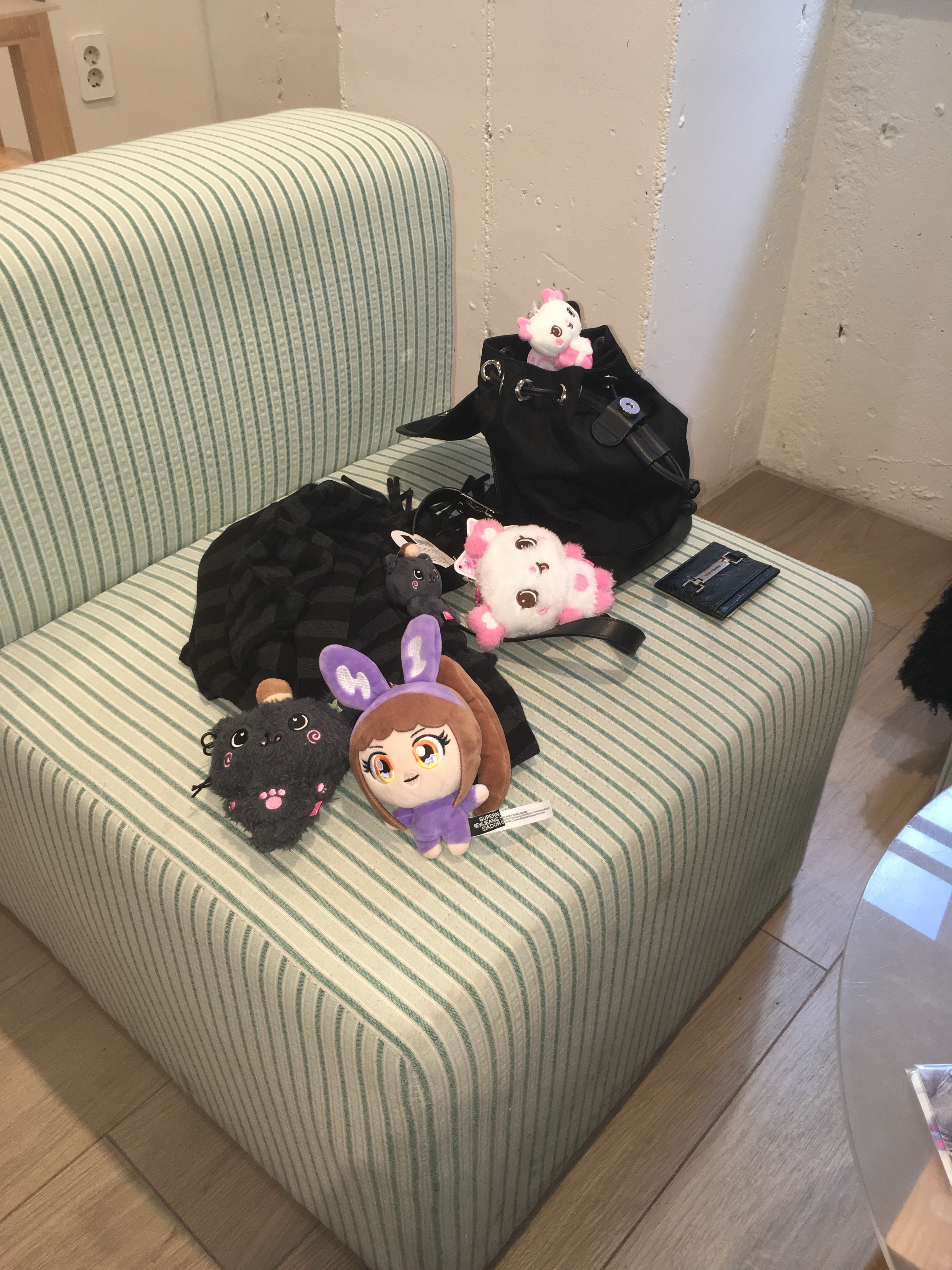 Subu Permanent F-Line Black, NewJeans Supernatural NJ x Murakami Drawstring Bag Ver. 착용 스타일 - 4