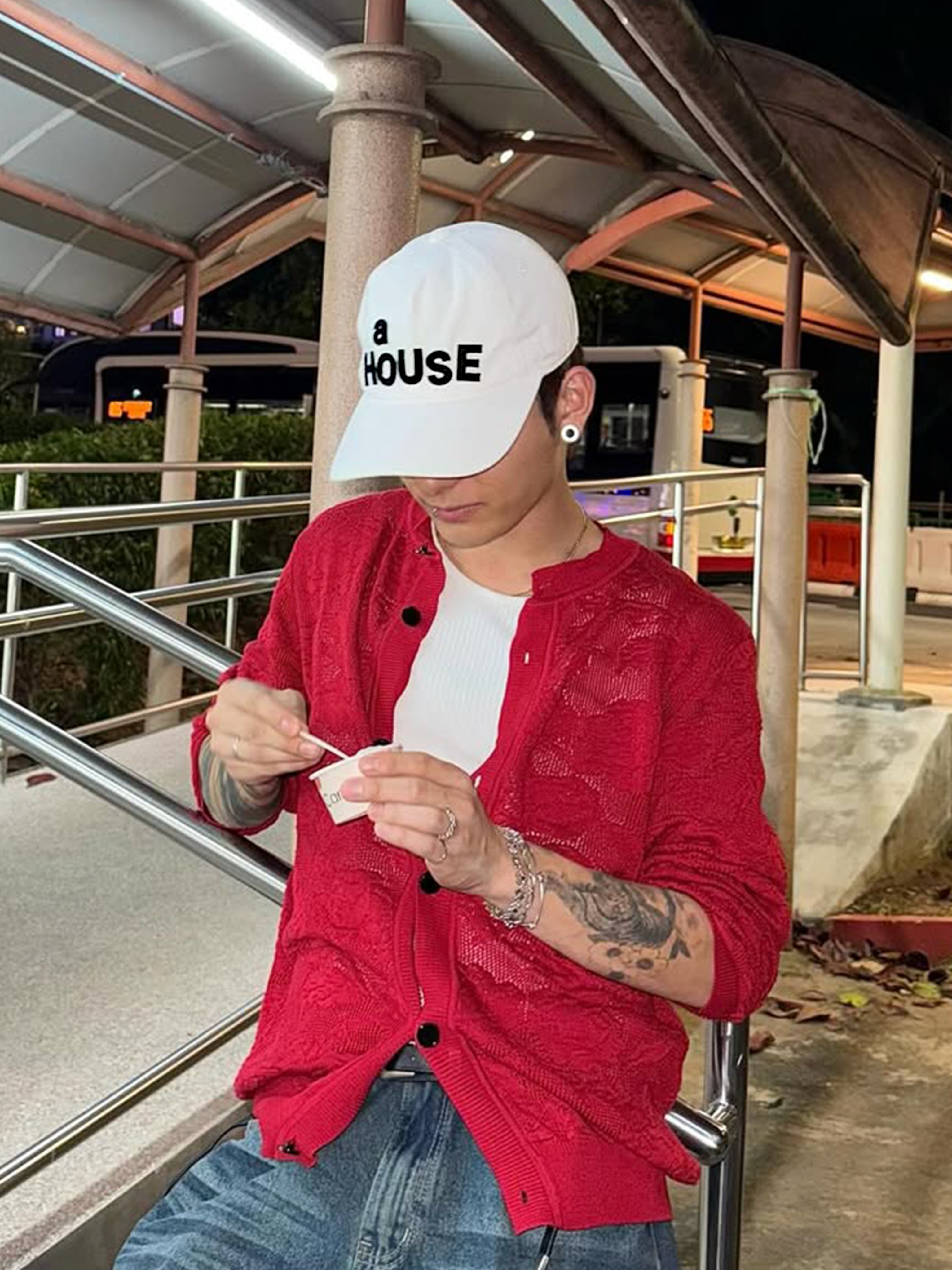Kikozy A House Cap White 착용 스타일