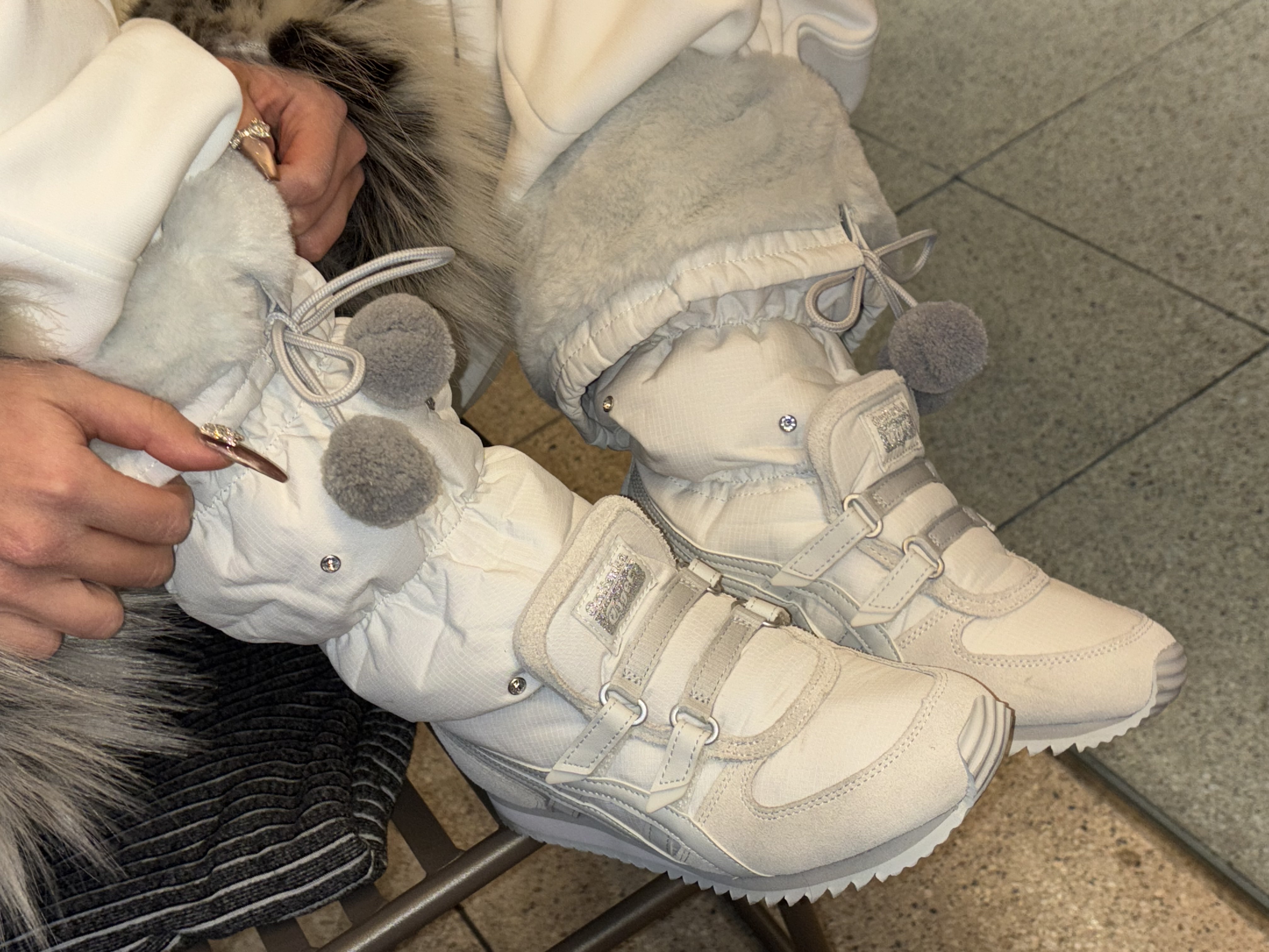 (W) Onitsuka Tiger Winter Heaven White Glacier Grey 착용 스타일
