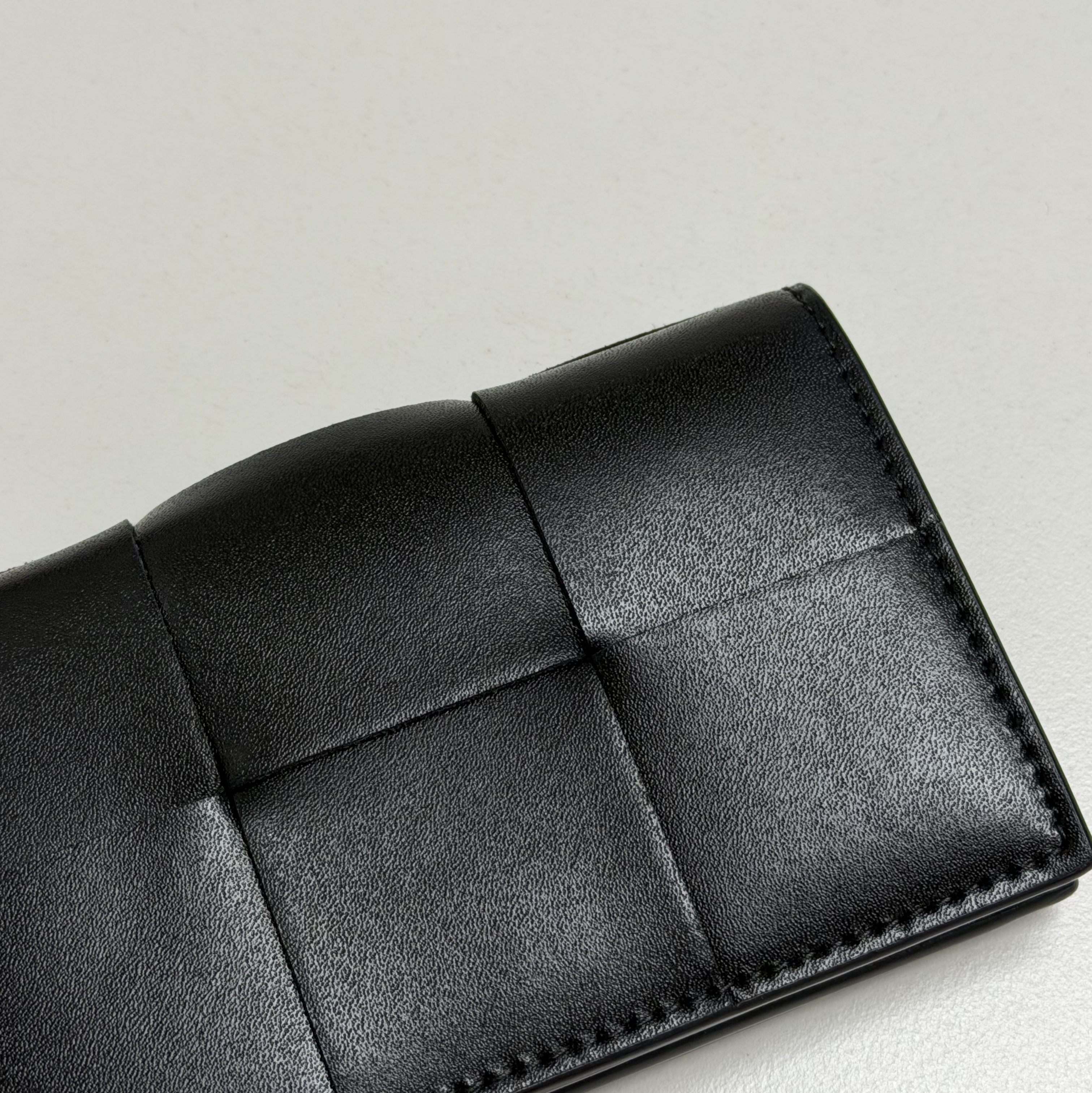 Bottega Veneta Cassette Business Card Case Black 착용 스타일