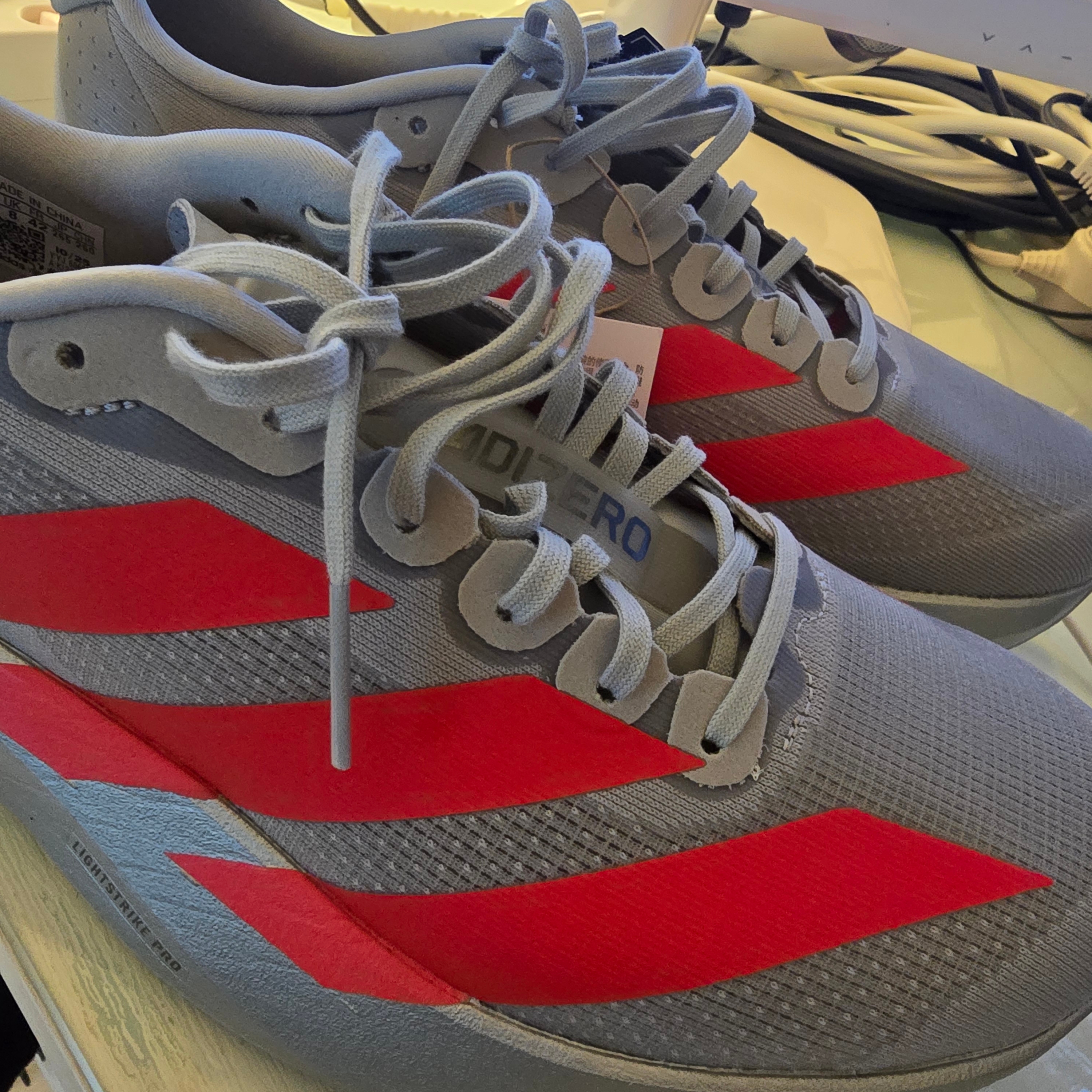 Adidas Adizero EVO SL Silver Metallic Lucid Red 착용 스타일 - 1