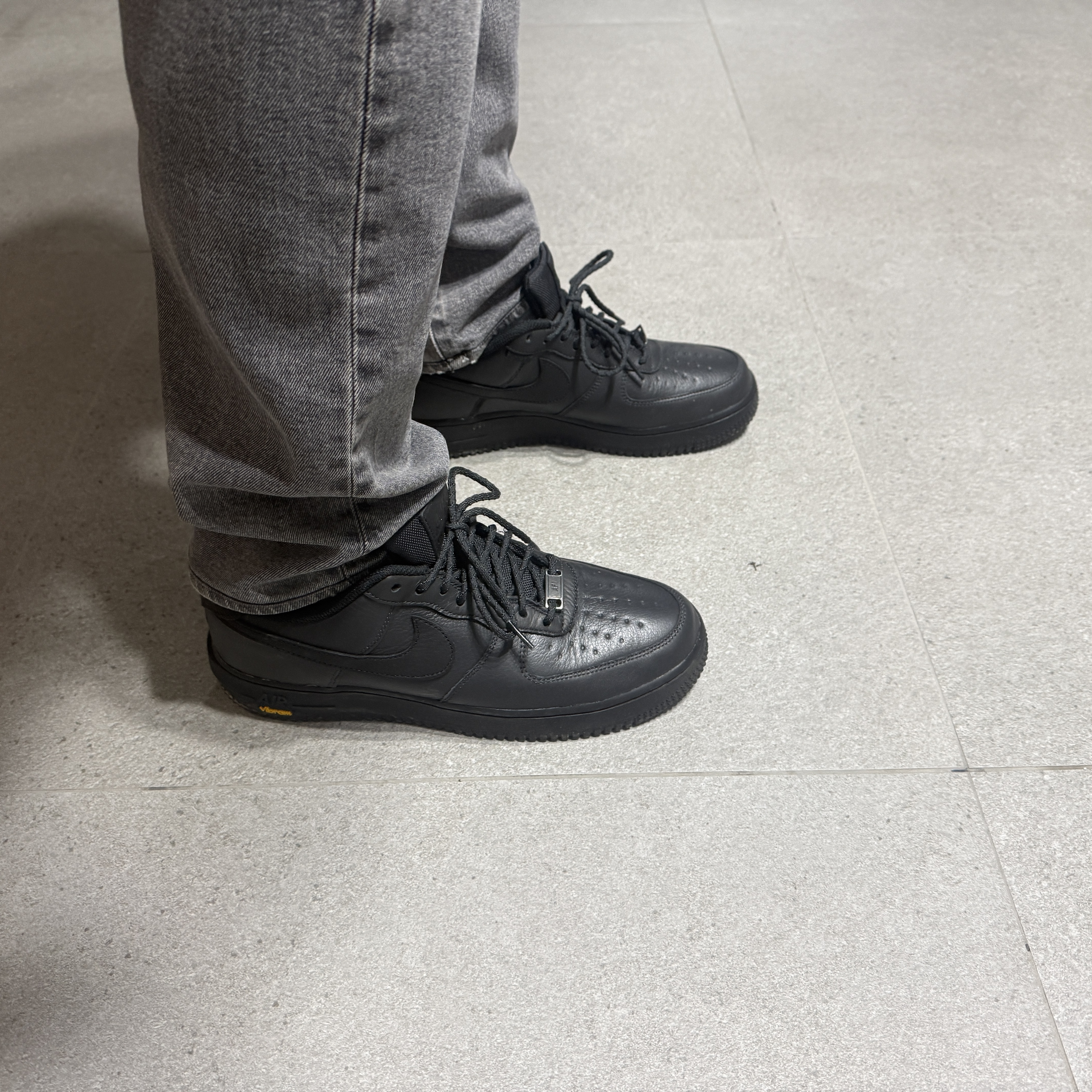 Nike Air Force 1 Low Gore-Tex Vibram Off Noir and Black 착용 스타일