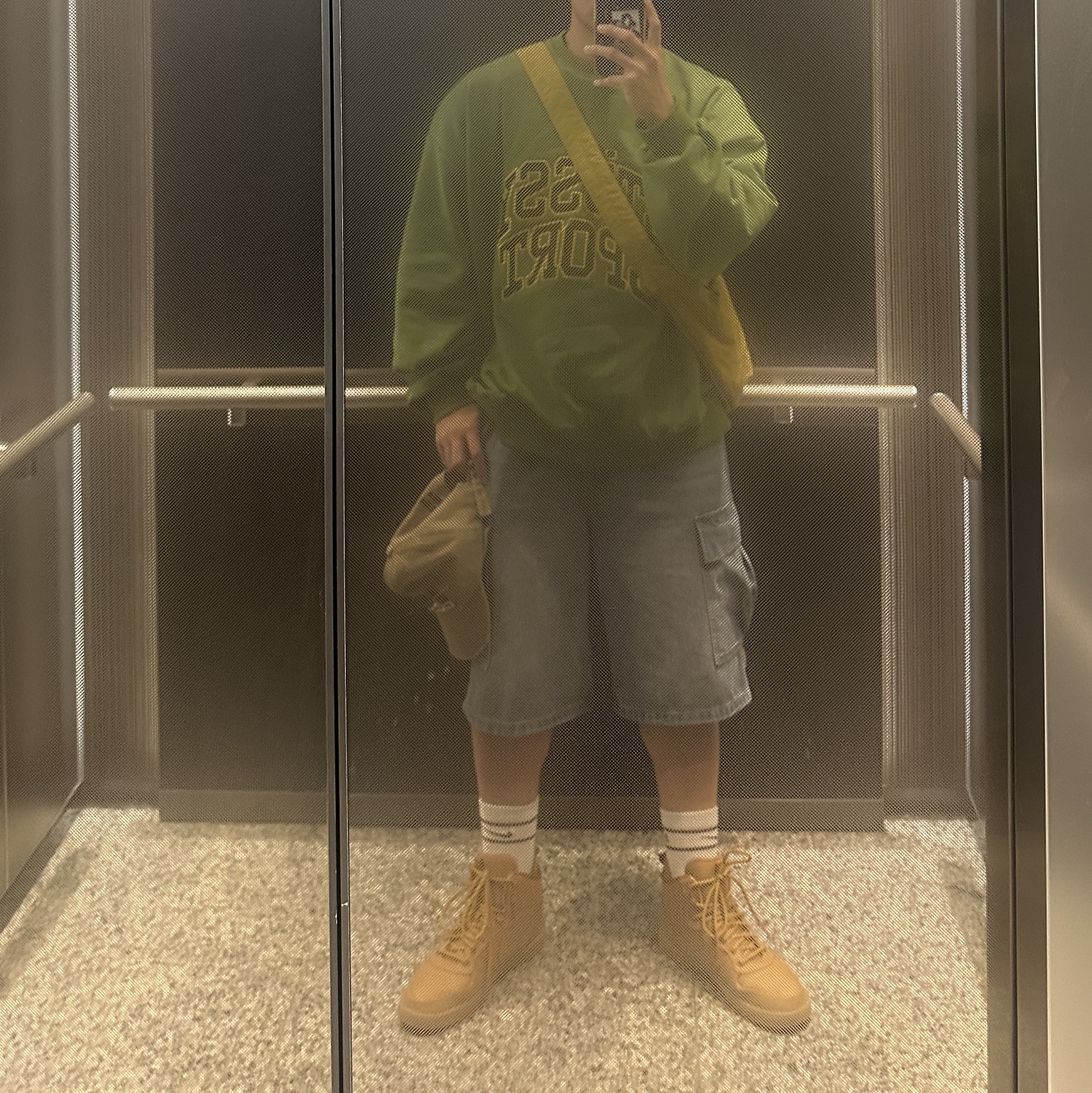 Stussy Relaxed Oversized Crew Green, Nike Court Borough Mid Winter Wheat 착용 스타일 - 2