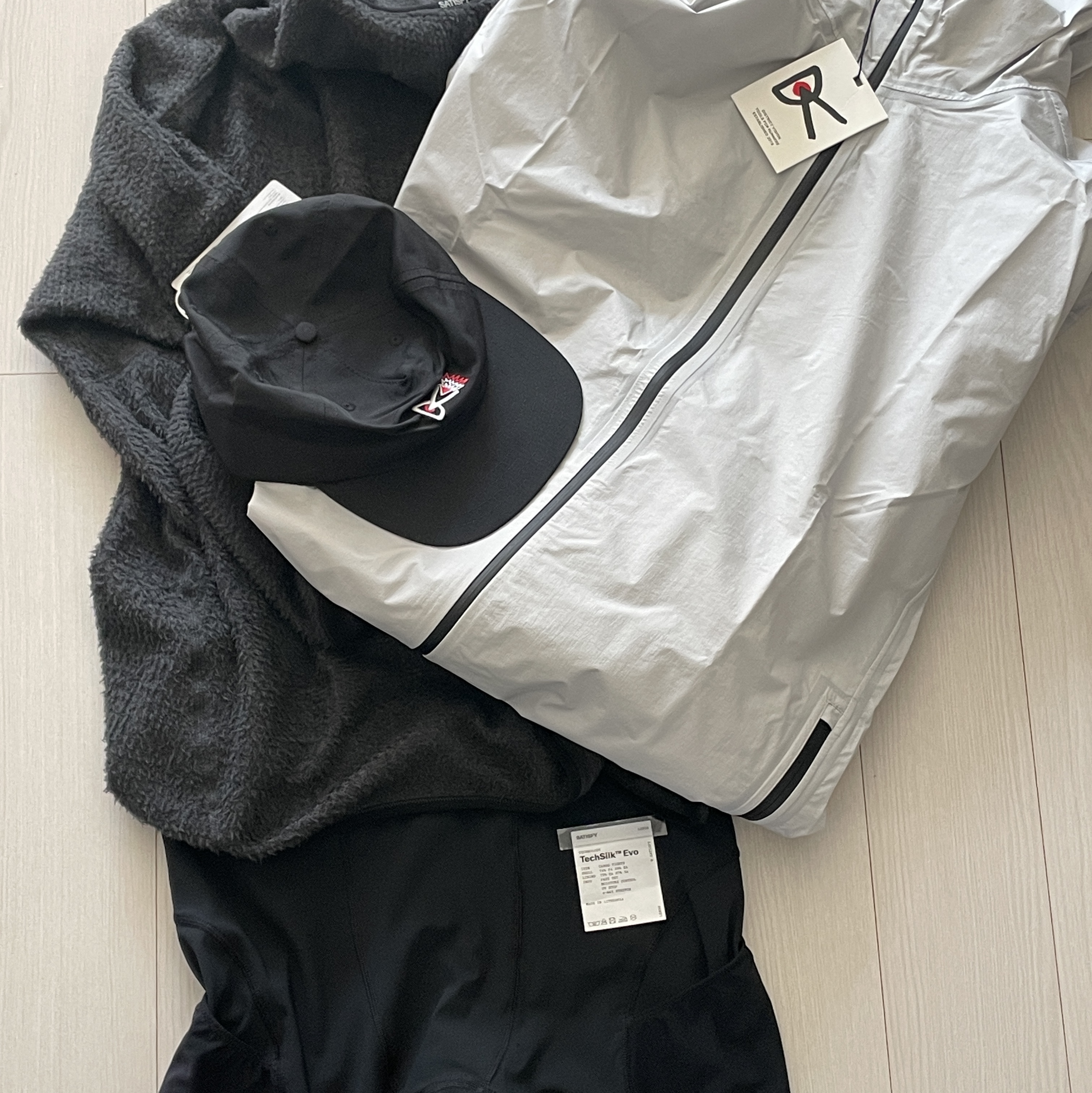 District Vision DWR Nylon Strapback Hat Black, Satisfy Fuzzfleece AD Light Hoodie Phantom 착용 스타일
