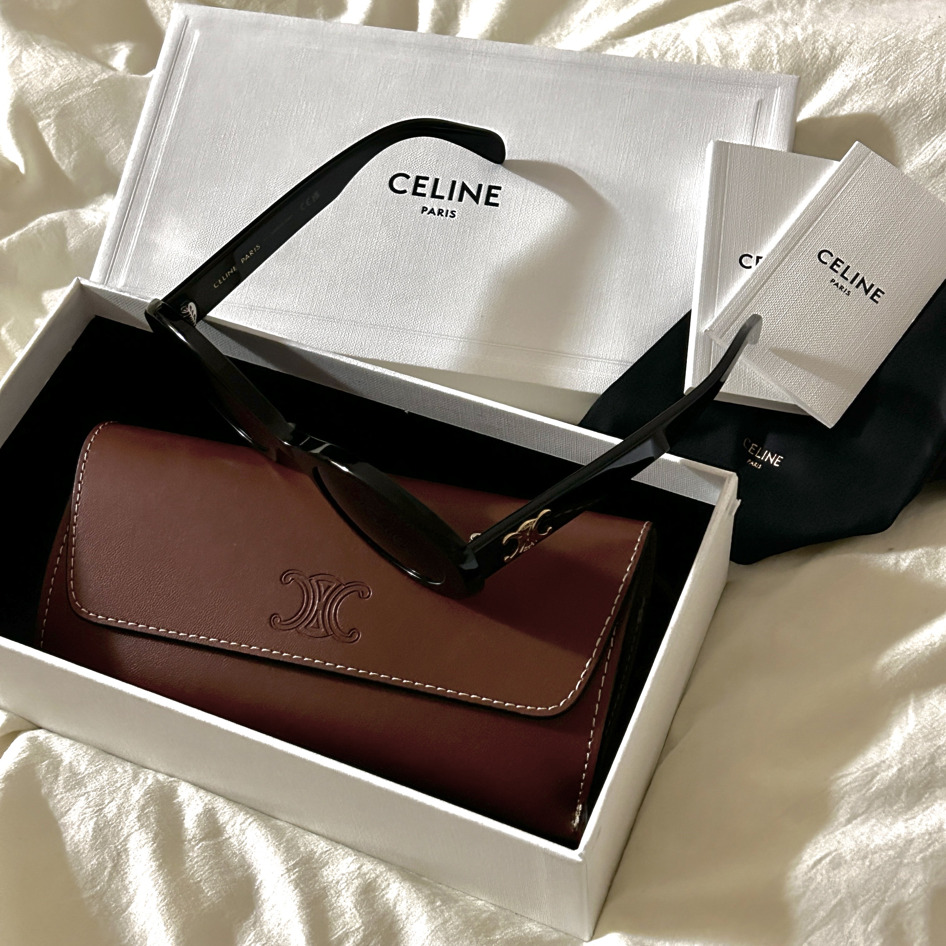 (W) Celine Triomphe 01 Sunglasses in Acetate Black 착용 스타일