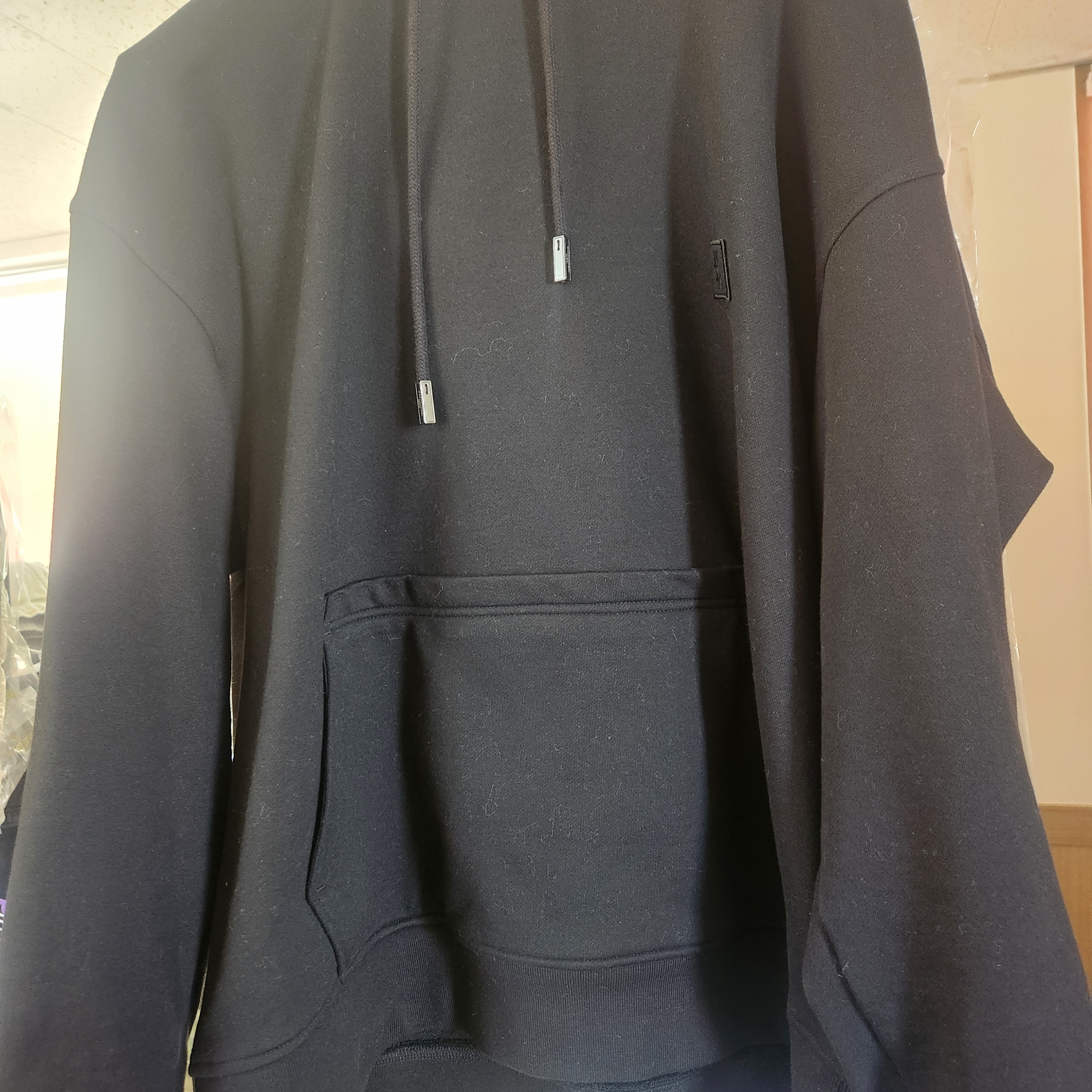 Wooyoungmi Flower Back Logo Hood T-Shirt Black - 25FW 착용 스타일 - 1