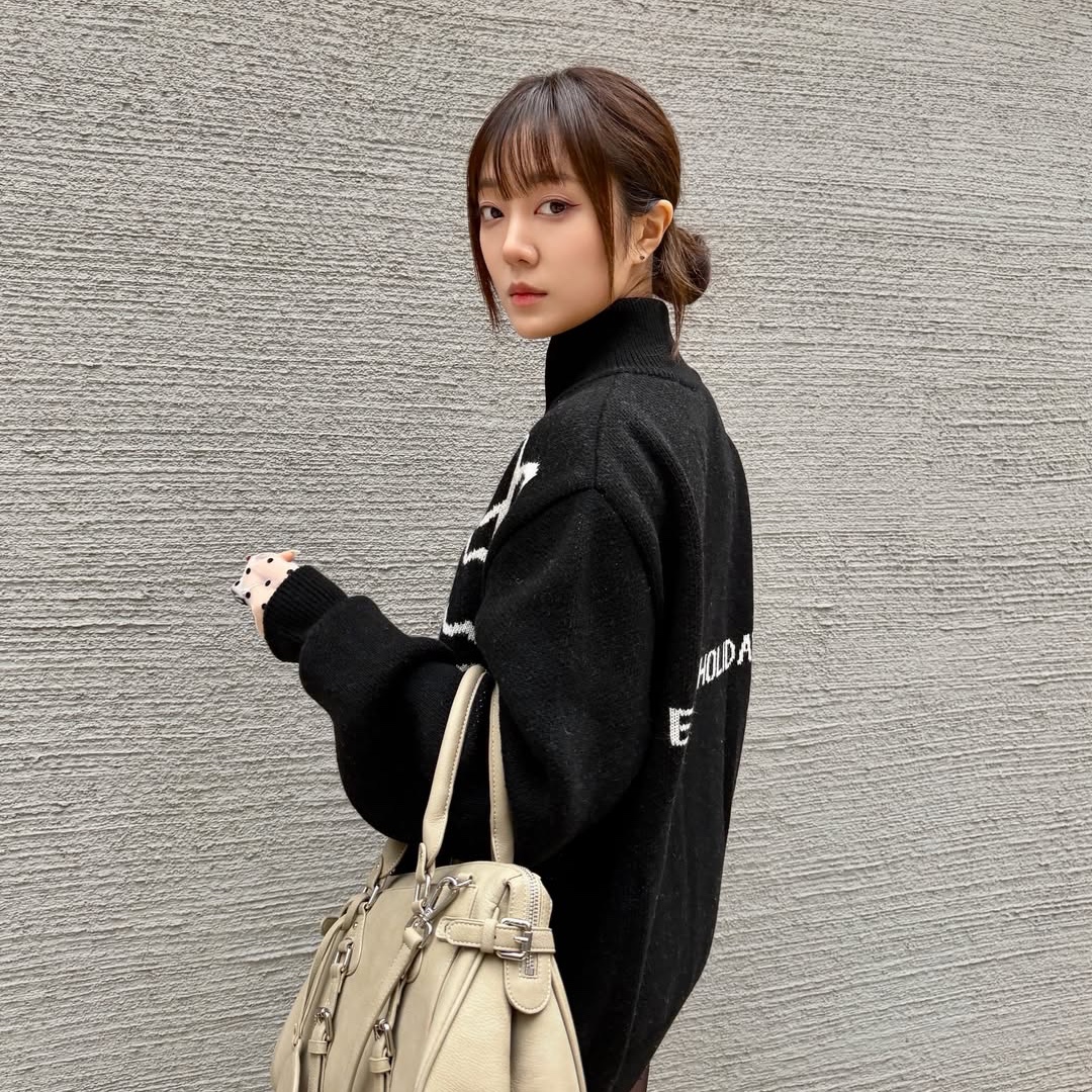Express Holiday Merino Wool Blend Knit Zip-Up Black 착용 스타일 - 1