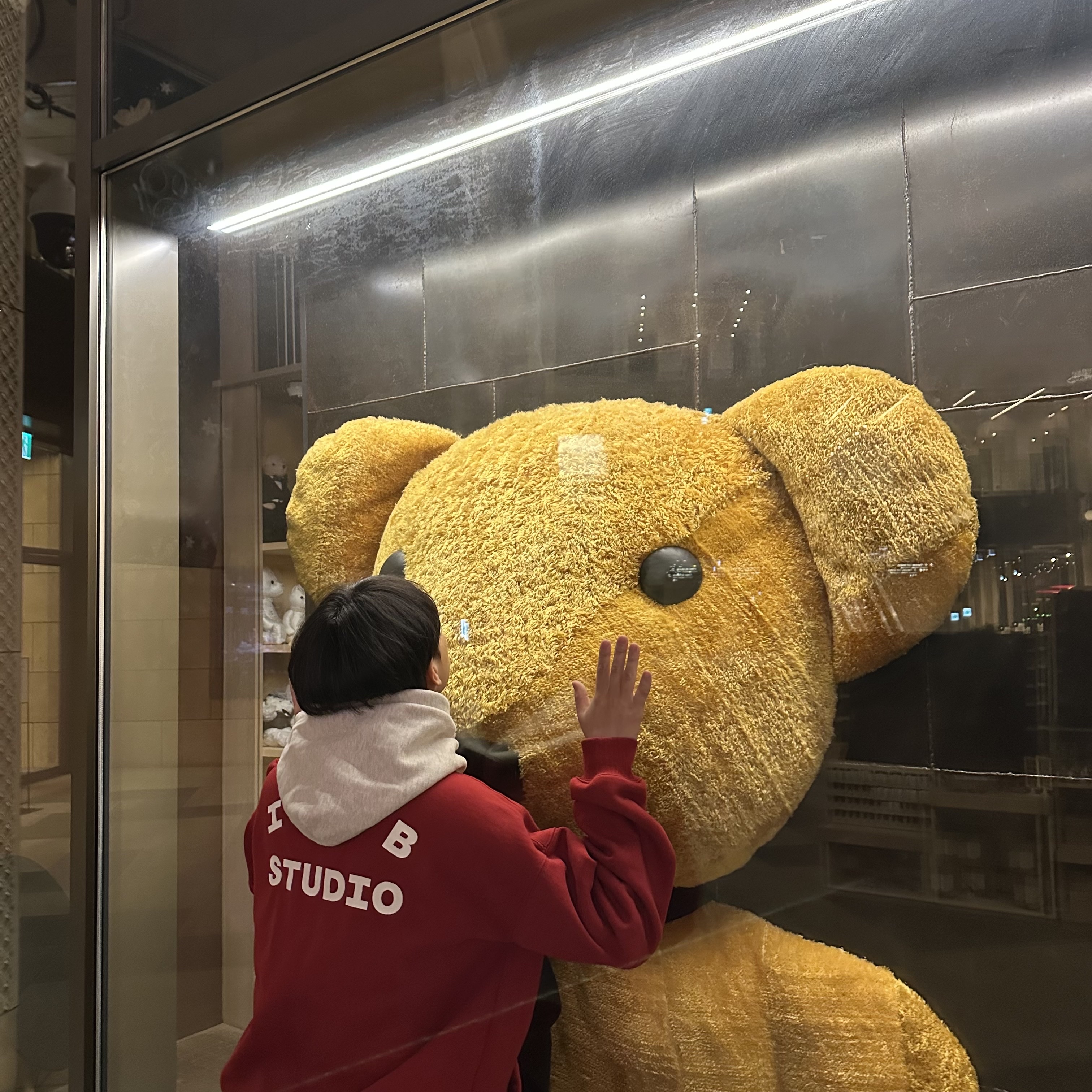 IAB Studio 24 Christmas Hoodie Burgundy Oatmeal 착용 스타일 - 2