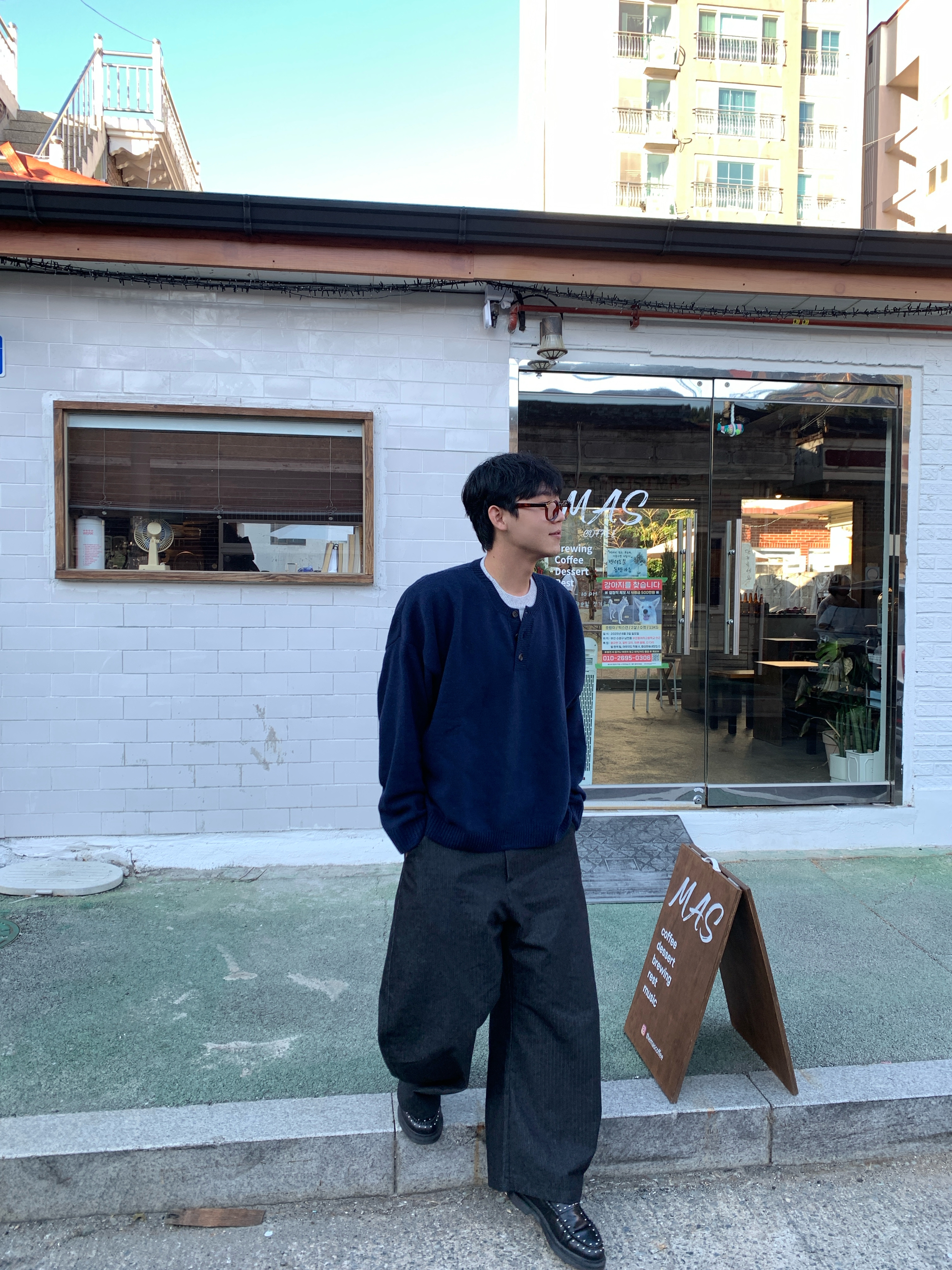 MJD Contrast Neck Cash Crop Knit Navy, Dr. Martens x Supreme Studded Penton Loafers Black - 25SS 착용 스타일 - 1